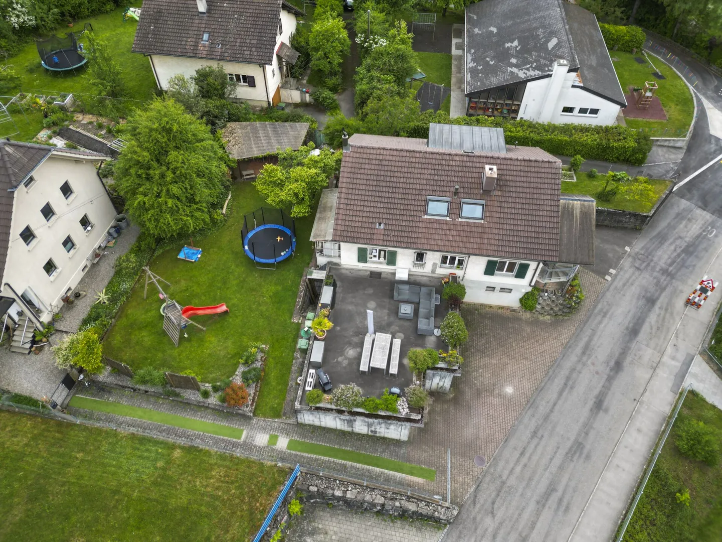 Two-family house: Plenty of space, plenty of potential - Photo 2 of 24