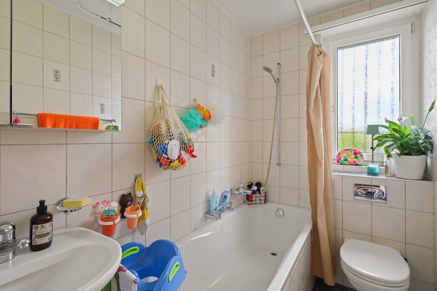 Two-family house: Plenty of space, plenty of potential - Photo 8 of 24