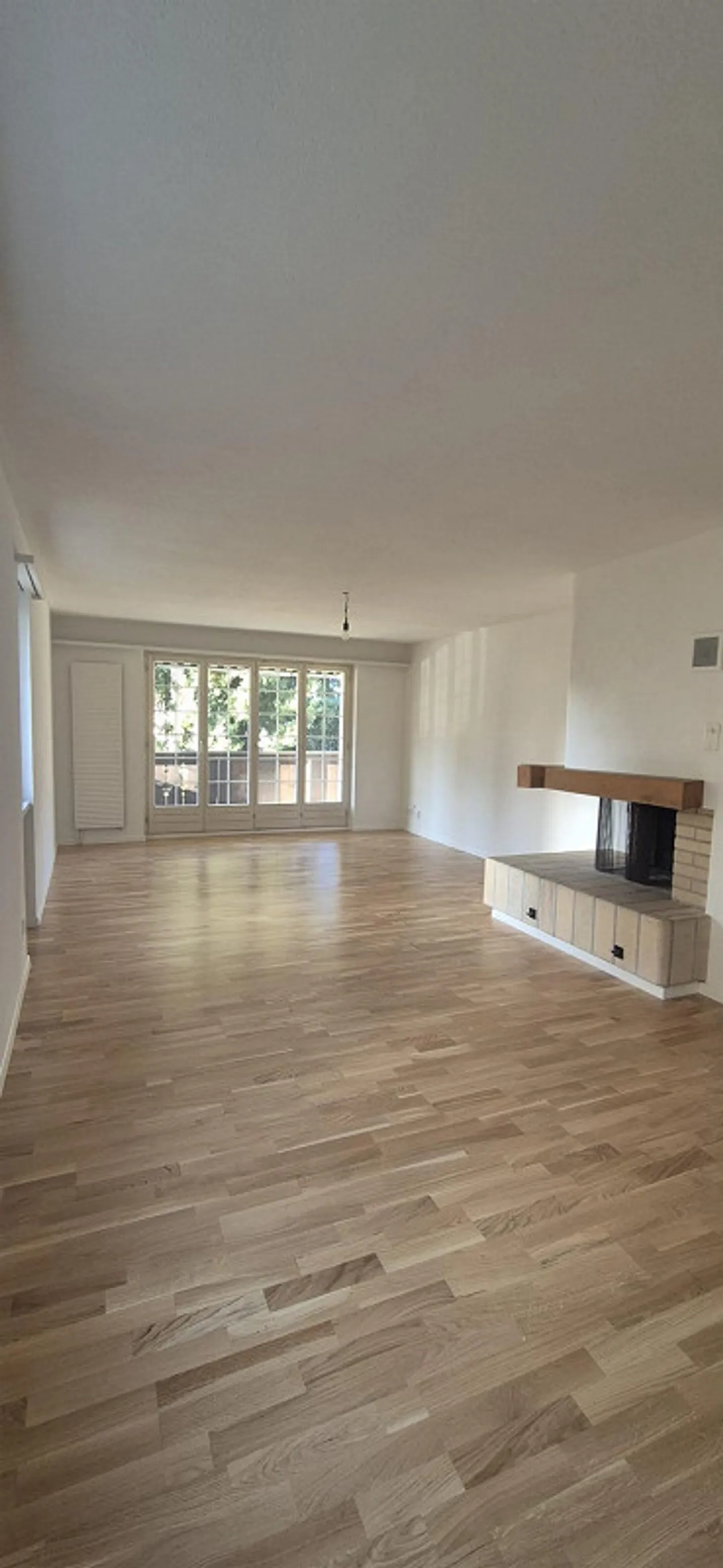 Appartement spacieux de 3,5 pièces avec cheminée dans un emplacement central à Dübendorf - Photo 1 sur 9