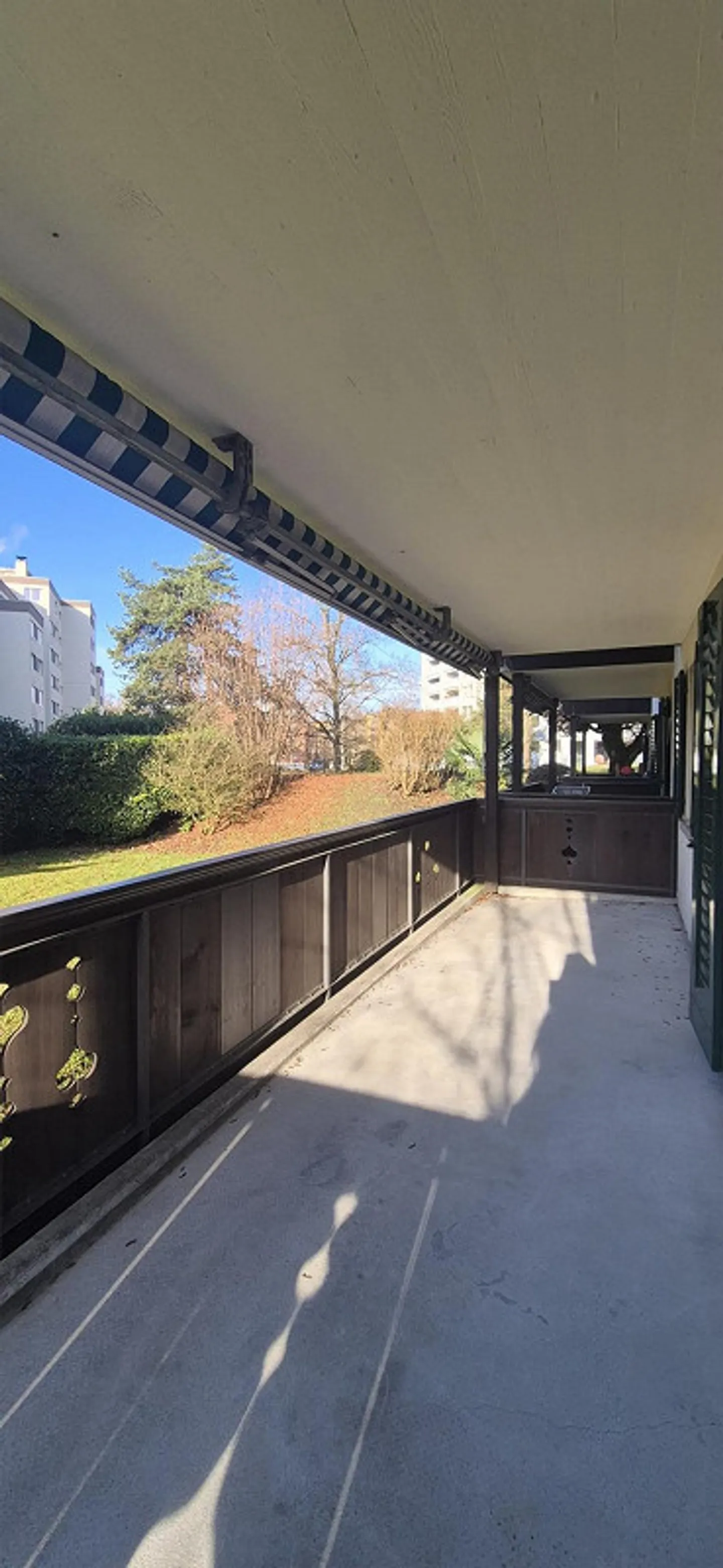 Appartement spacieux de 3,5 pièces avec cheminée dans un emplacement central à Dübendorf - Photo 2 sur 9