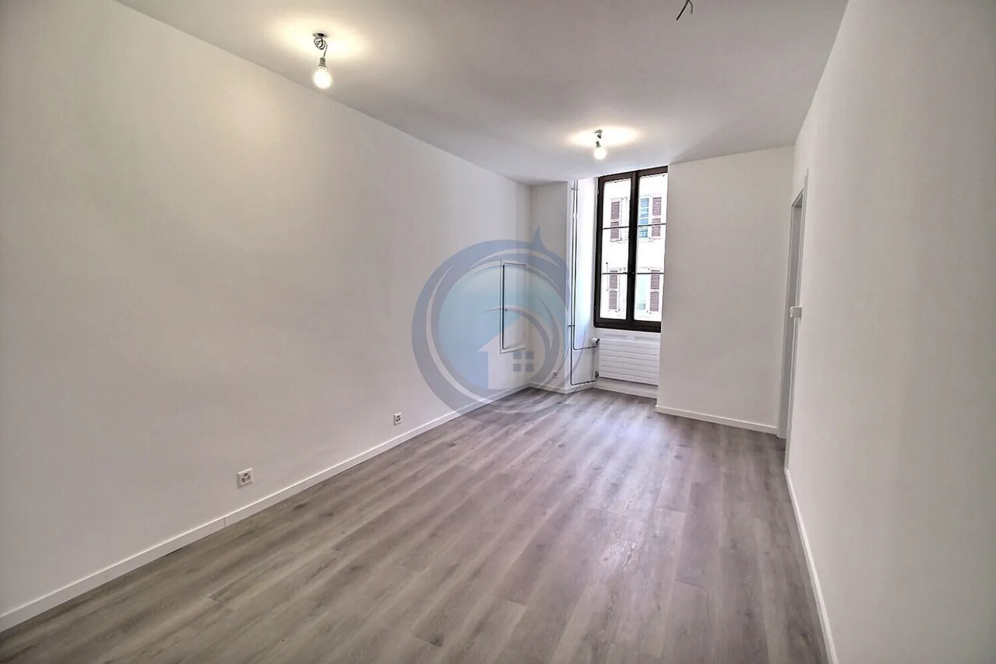 APPARTEMENT RÉNOVÉ DE 1,5 PIÈCES AU COEUR DE LA VIEILLE VILLE DE VEVEY - Foto 3 di 12