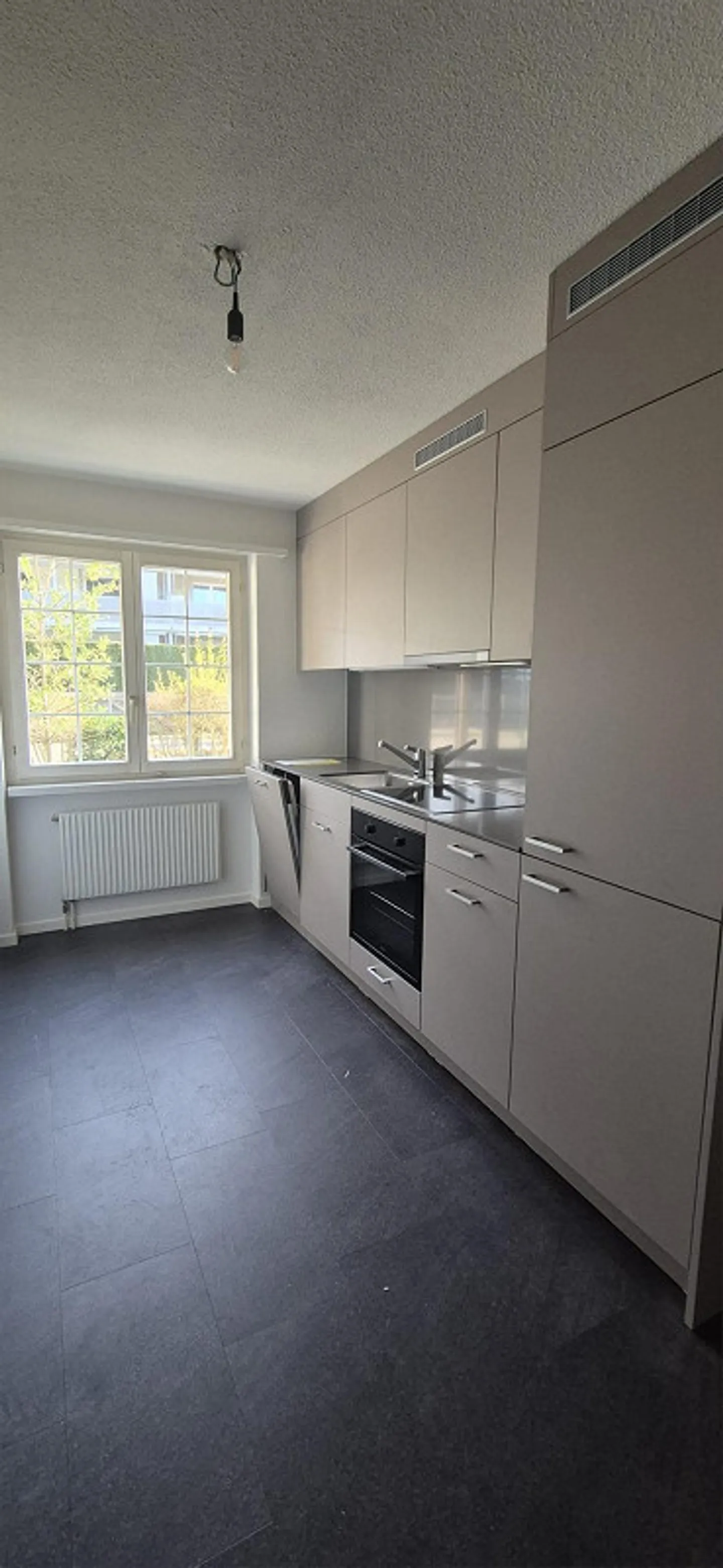 Appartement spacieux de 3,5 pièces avec cheminée dans un emplacement central à Dübendorf - Photo 3 sur 9