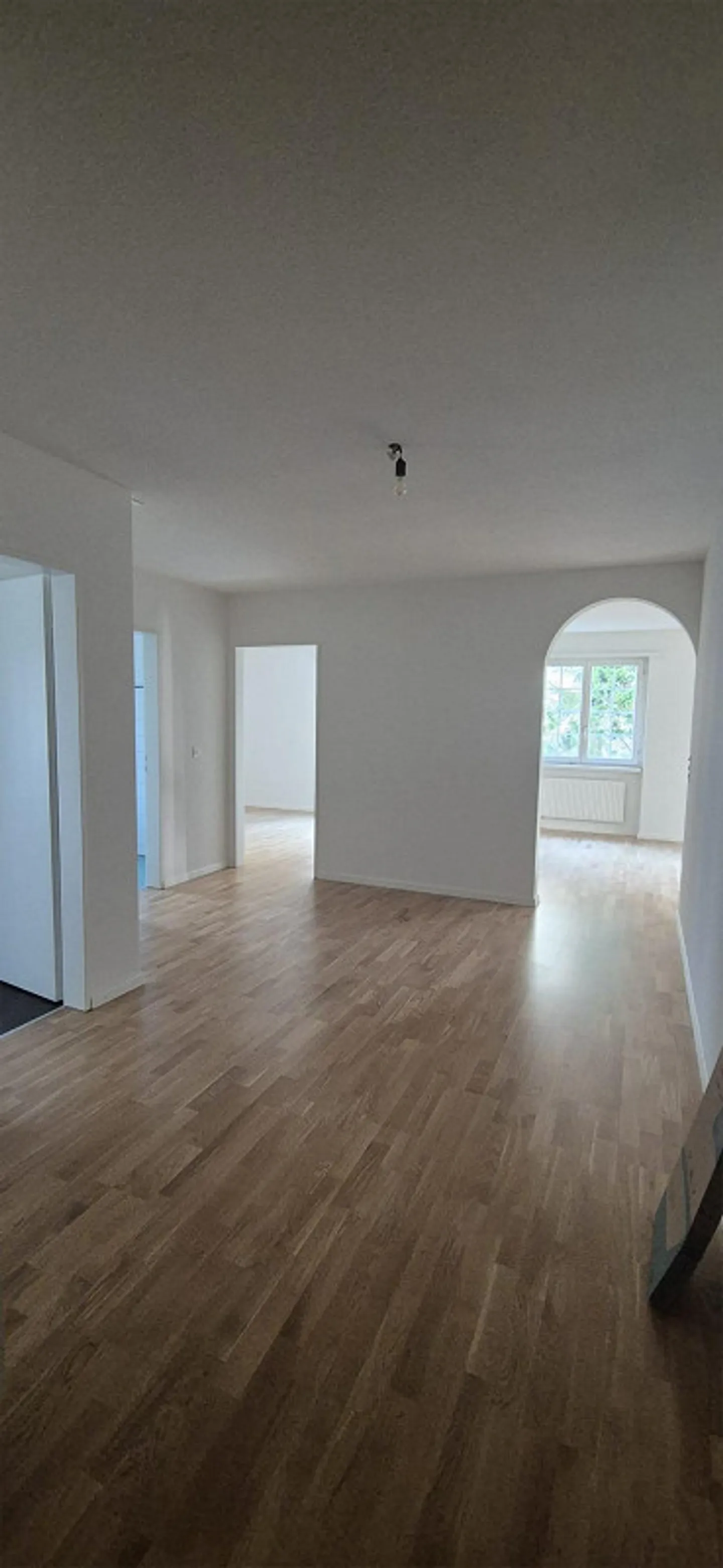 Appartement spacieux de 3,5 pièces avec cheminée dans un emplacement central à Dübendorf - Photo 4 sur 9