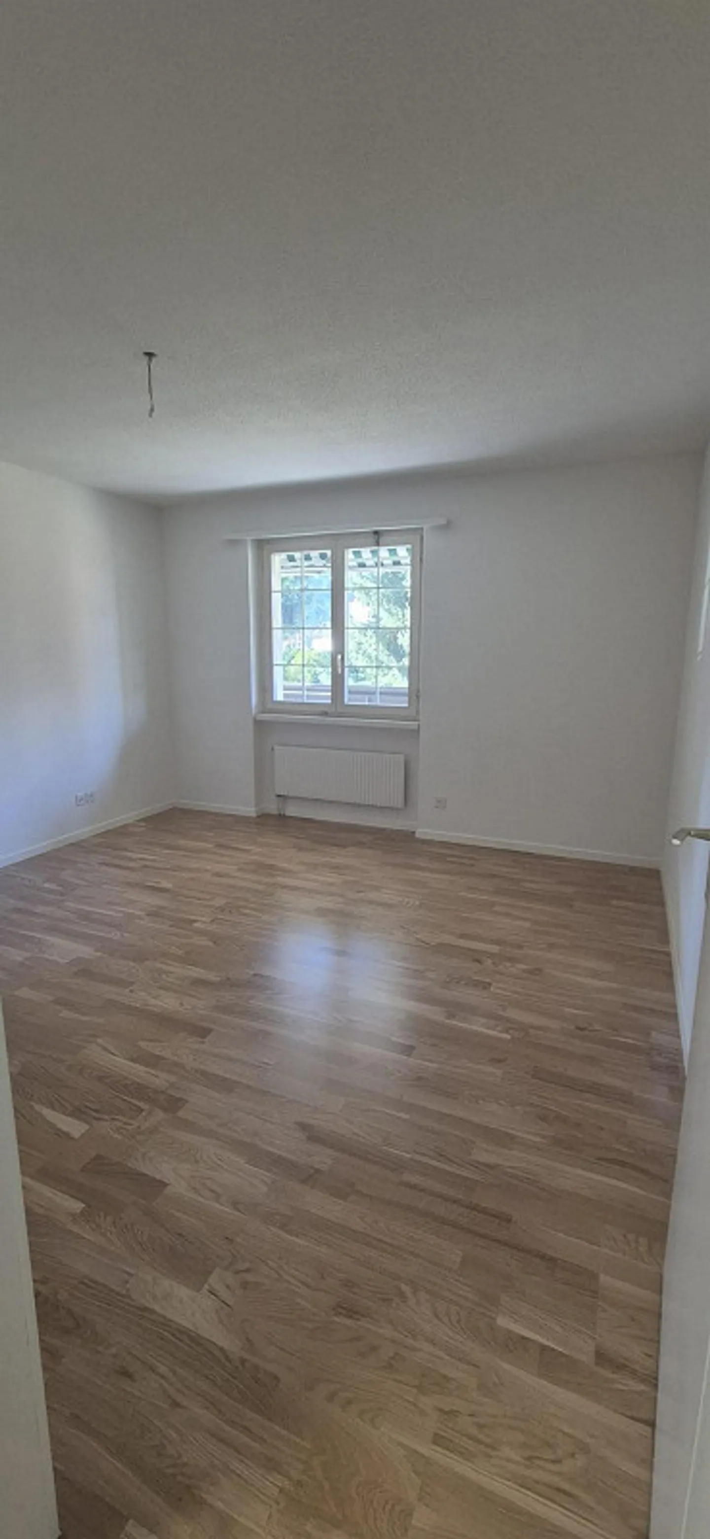 Appartement spacieux de 3,5 pièces avec cheminée dans un emplacement central à Dübendorf - Photo 6 sur 9