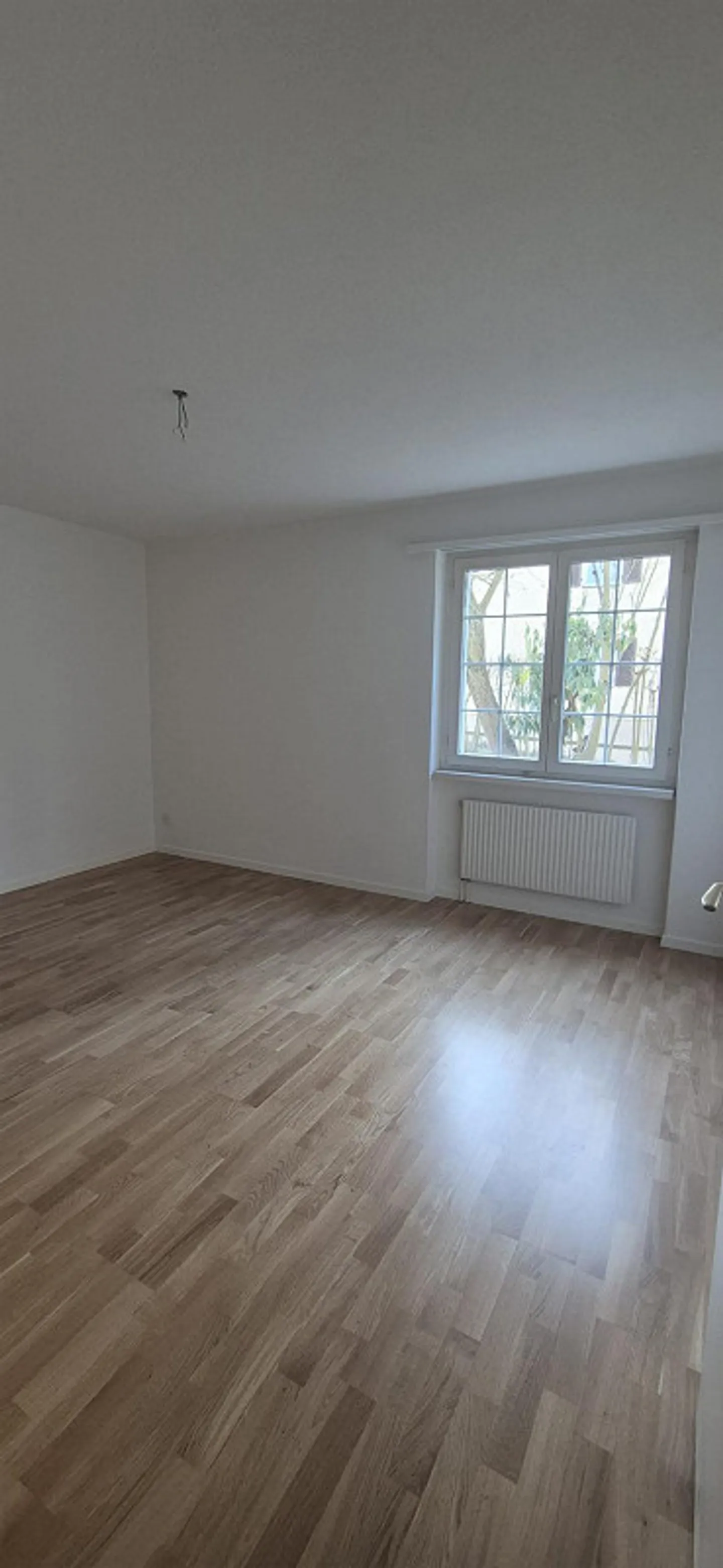 Appartement spacieux de 3,5 pièces avec cheminée dans un emplacement central à Dübendorf - Photo 7 sur 9