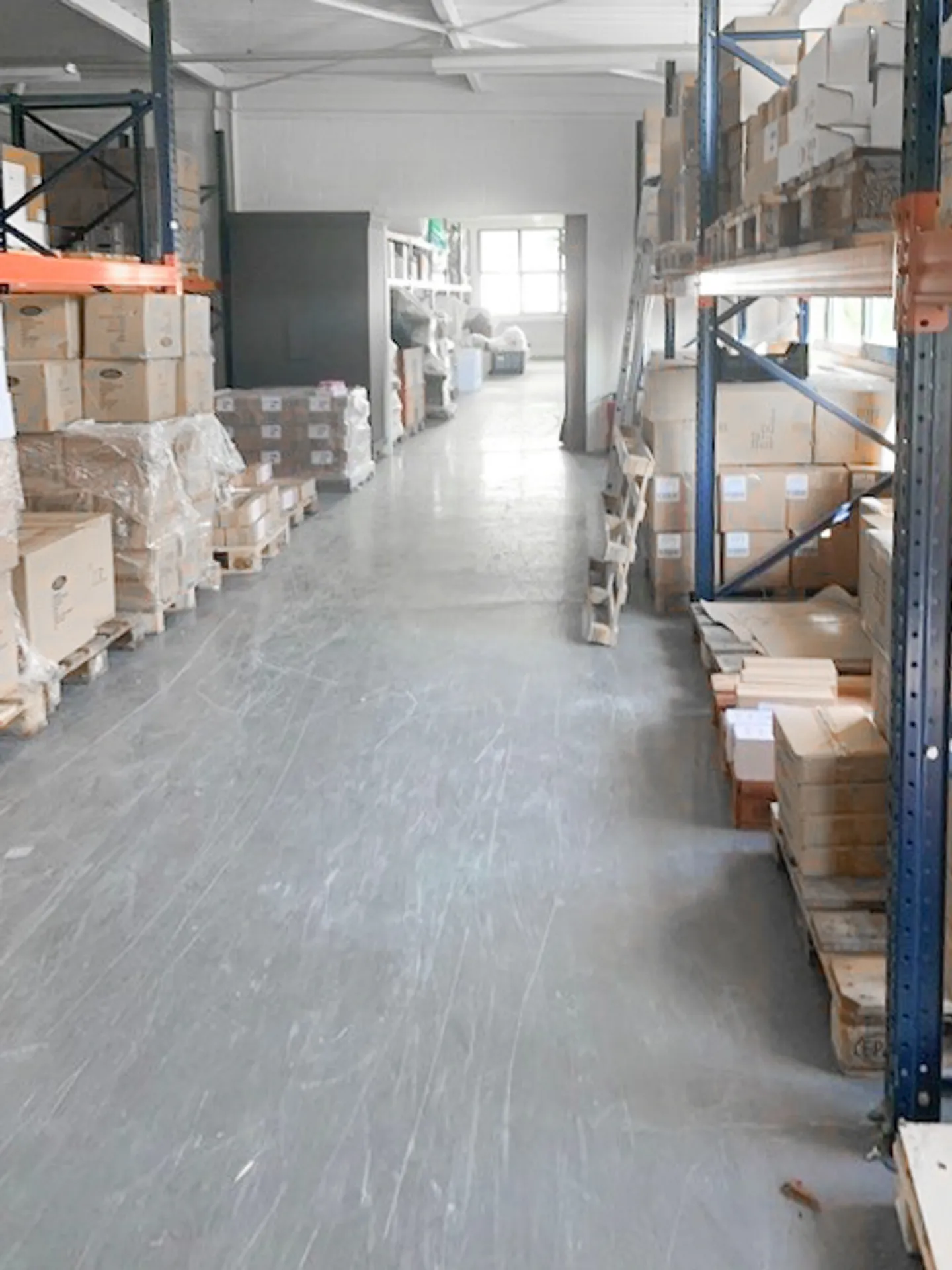 Locali di 212 m2 nel centro della Z.I. di Plan-les-Ouates - Foto 2 di 8