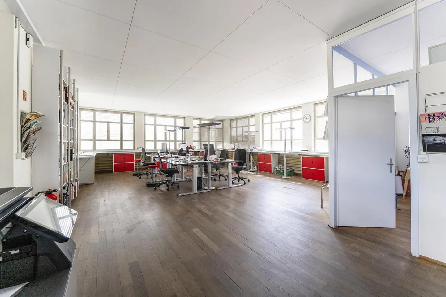BUREAUX LUMINEUX DANS UN ENVIRONNEMENT CRÉATIF - Photo 2 sur 4
