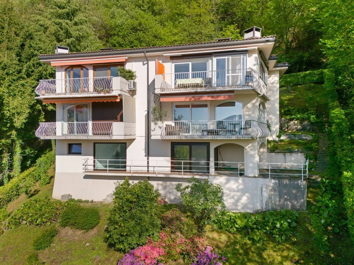 Montagnola – APPARTAMENTO ESCLUSIVO DI 3,5 STANZE IN UNA VILLA CON SOLI 4 UNITA', UN'OASI DI DESIGN NEL VERDE - Foto 1 di 13