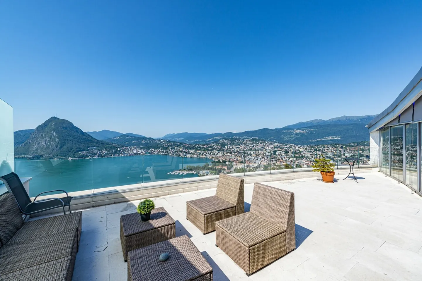 Luxurious Duplex Penthouse in a Dominant Position - Photo 3 of 16