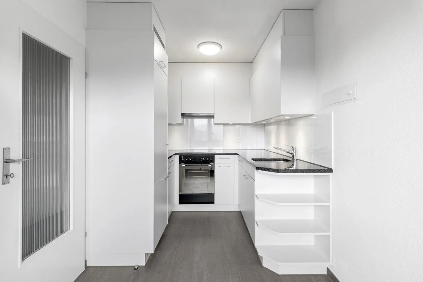 Appartement 2.5 pièces avec balcon et vue sur la verdure - Photo 3 sur 7