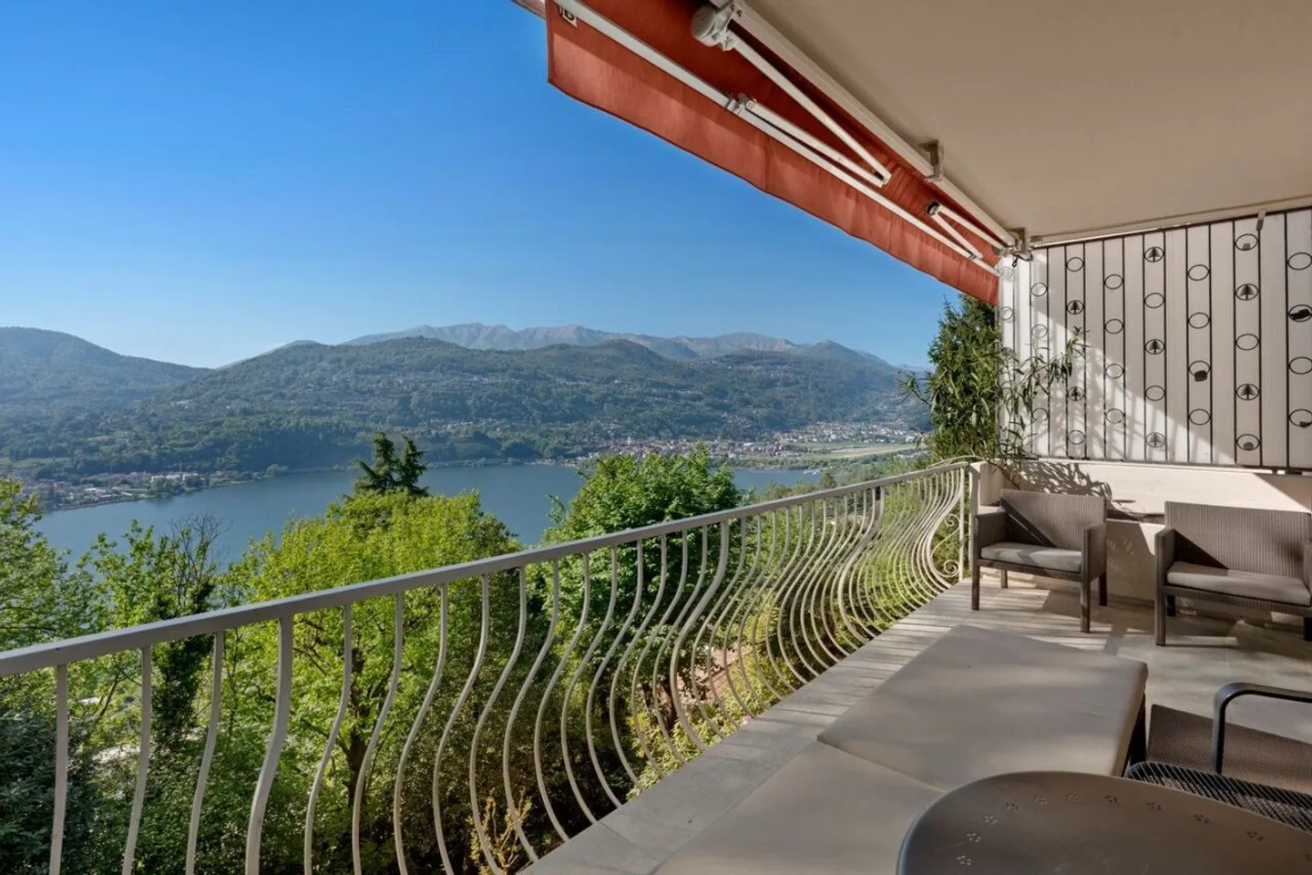 Montagnola – APPARTAMENTO ESCLUSIVO DI 3,5 STANZE IN UNA VILLA CON SOLI 4 UNITA', UN'OASI DI DESIGN NEL VERDE - Foto 3 di 13