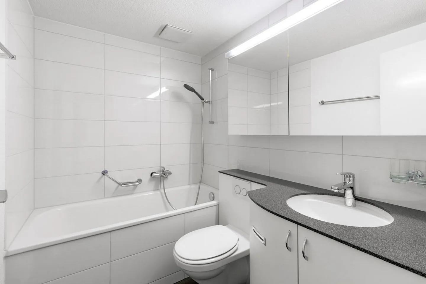 Appartement 2.5 pièces avec balcon et vue sur la verdure - Photo 5 sur 7