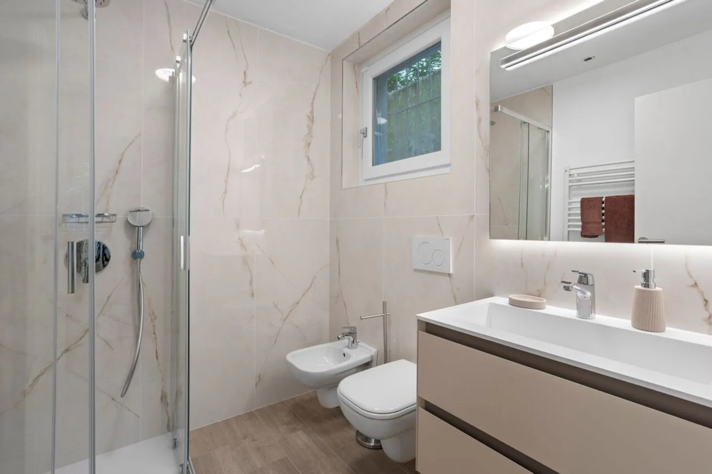 Montagnola – APPARTAMENTO ESCLUSIVO DI 3,5 STANZE IN UNA VILLA CON SOLI 4 UNITA', UN'OASI DI DESIGN NEL VERDE - Foto 11 di 13