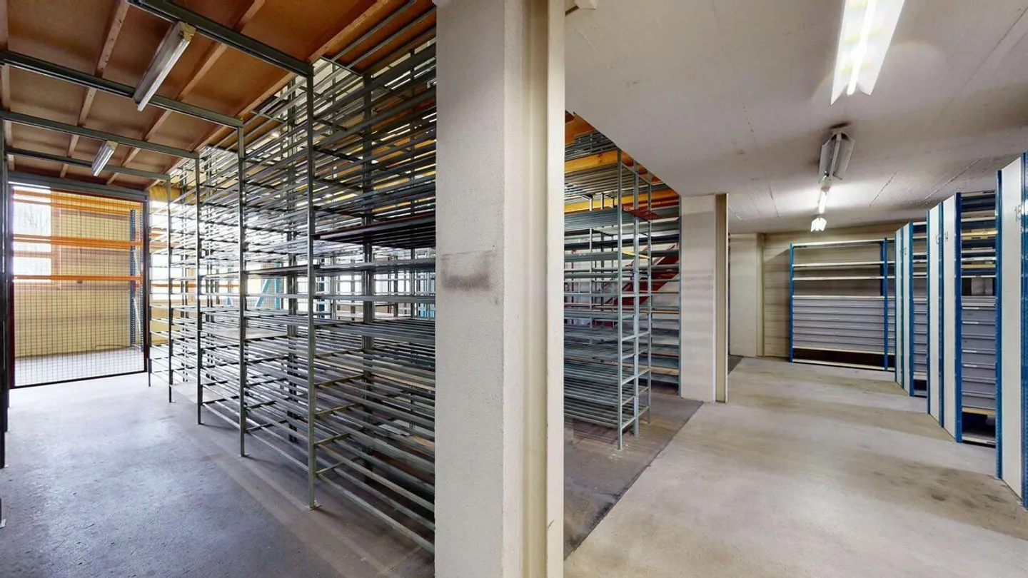 Vielseitige Lagerflächen mit Lift - Foto 13 von 30