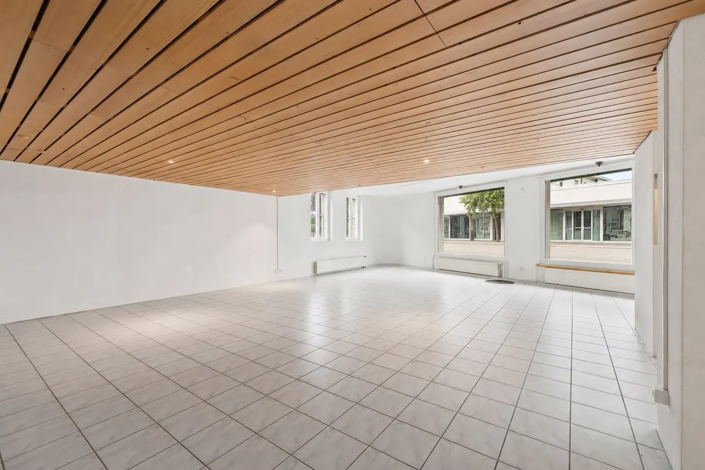 A generously sized commercial space - waiting for you near the train station in Herzogenbuchsee. - Photo 1 of 4