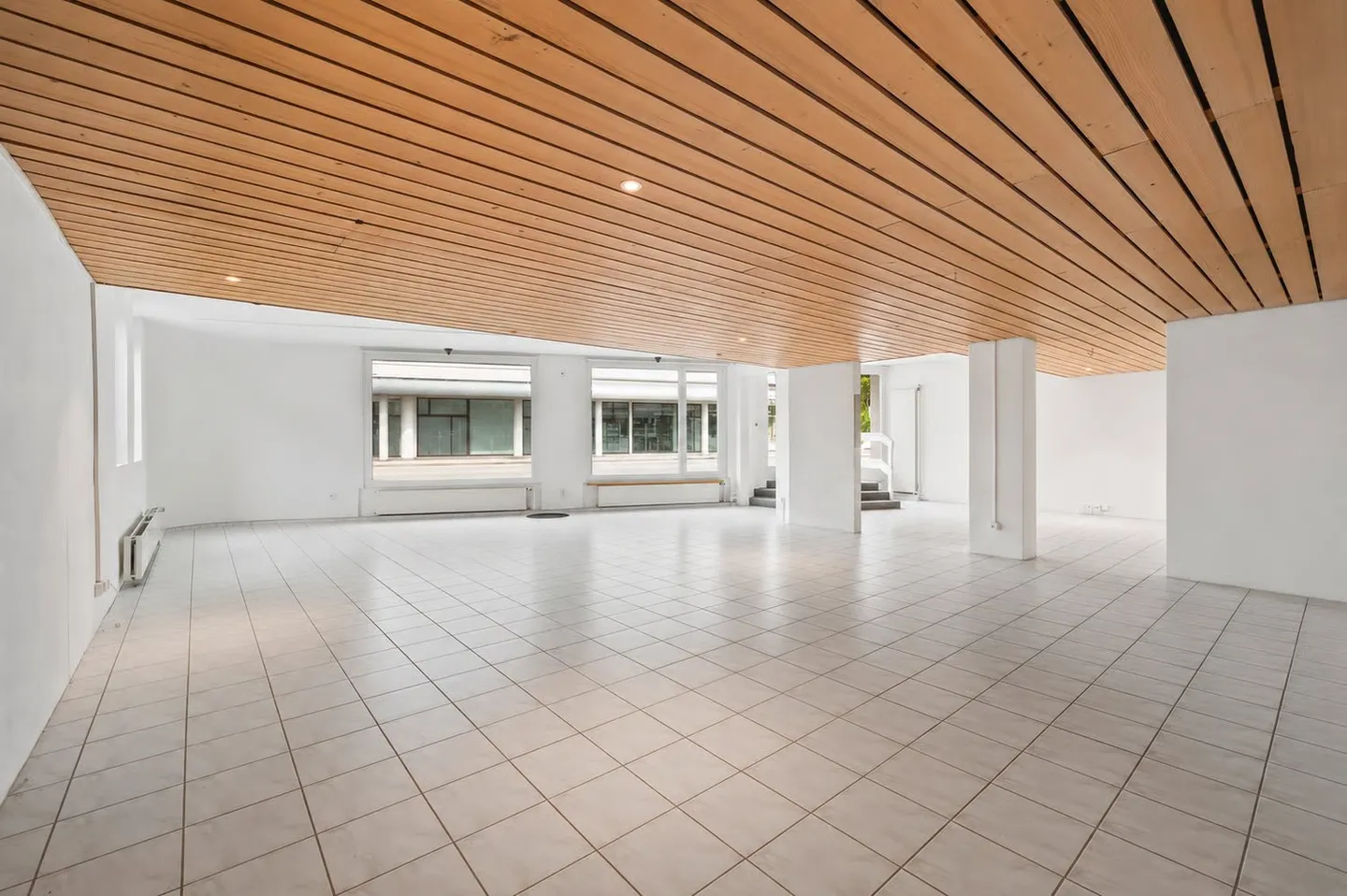 A generously sized commercial space - waiting for you near the train station in Herzogenbuchsee. - Photo 2 of 4