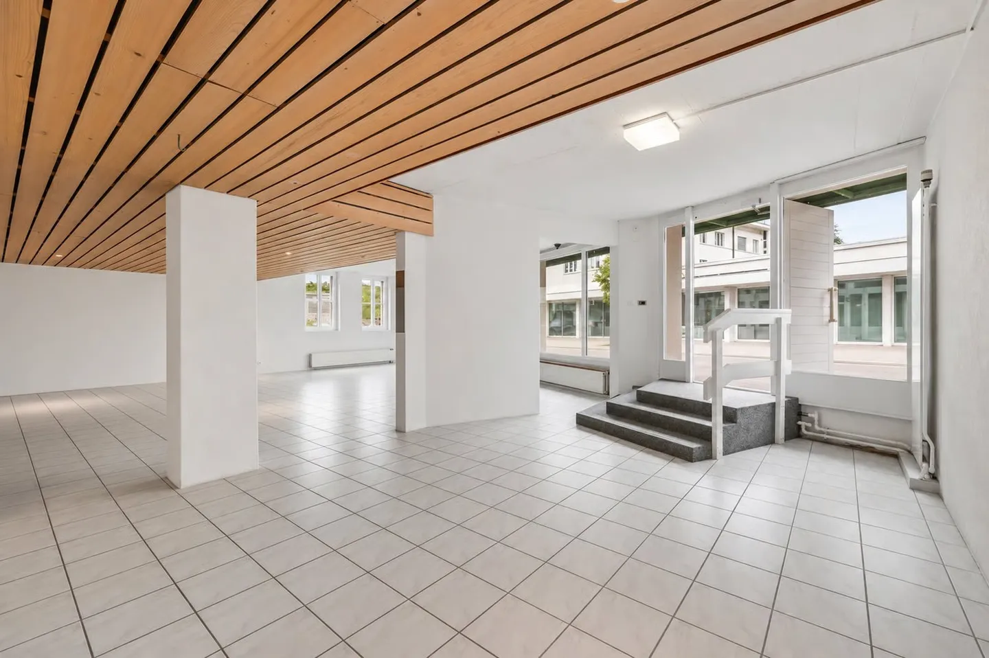 A generously sized commercial space - waiting for you near the train station in Herzogenbuchsee. - Photo 3 of 4