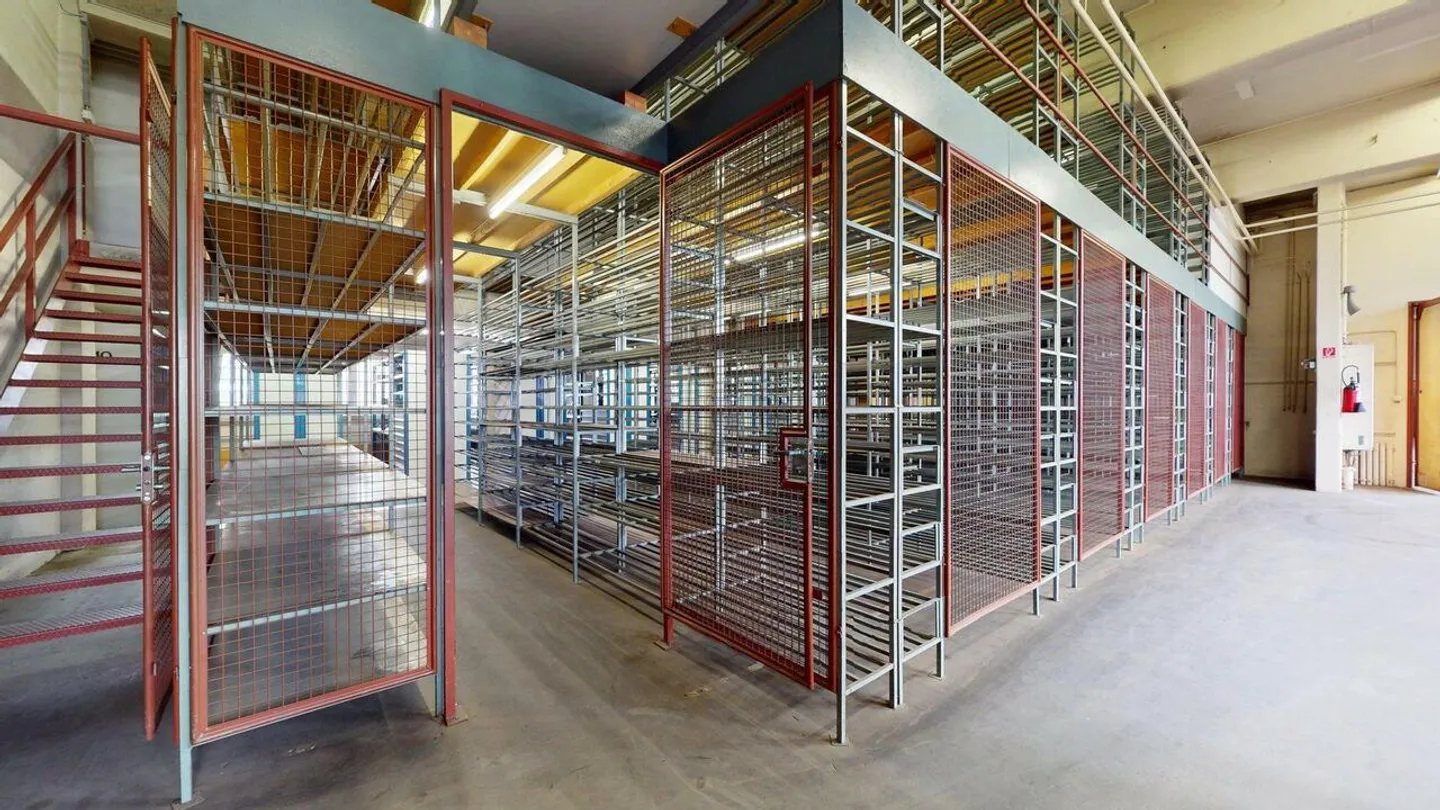 Vielseitige Lagerflächen mit Lift - Foto 19 von 30