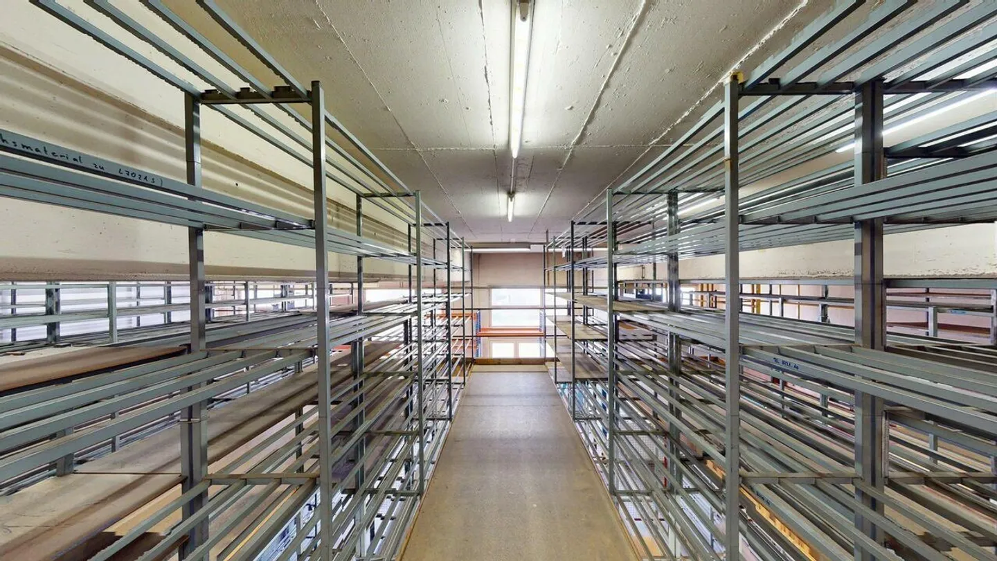 Vielseitige Lagerflächen mit Lift - Foto 21 von 30