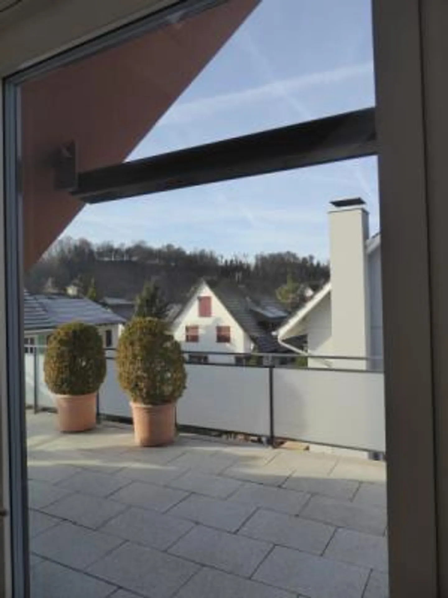 Moderno appartamento attico di 3,5 stanze a Muttenz con garage - Foto 1 di 27