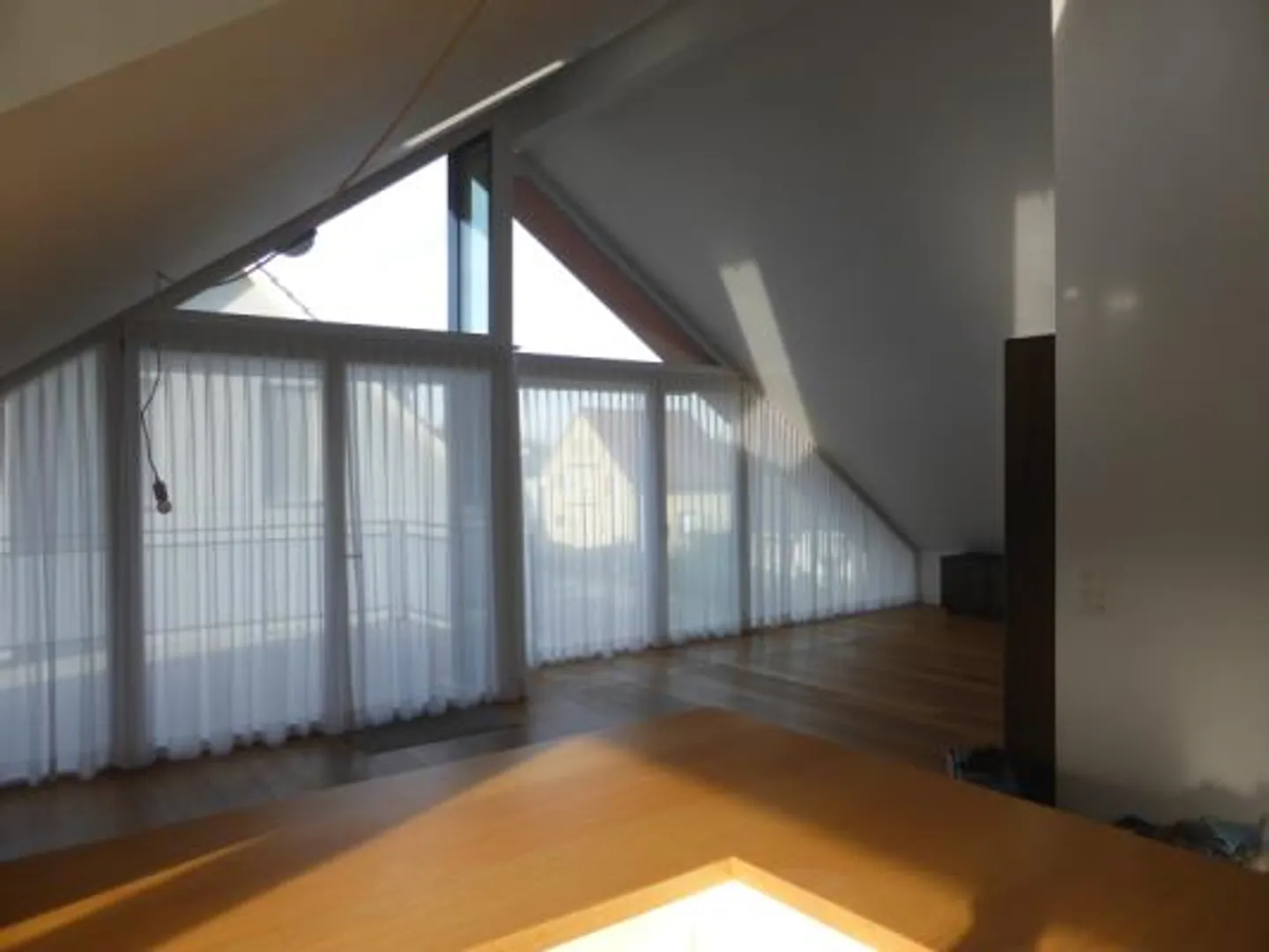 Moderno appartamento attico di 3,5 stanze a Muttenz con garage - Foto 2 di 27