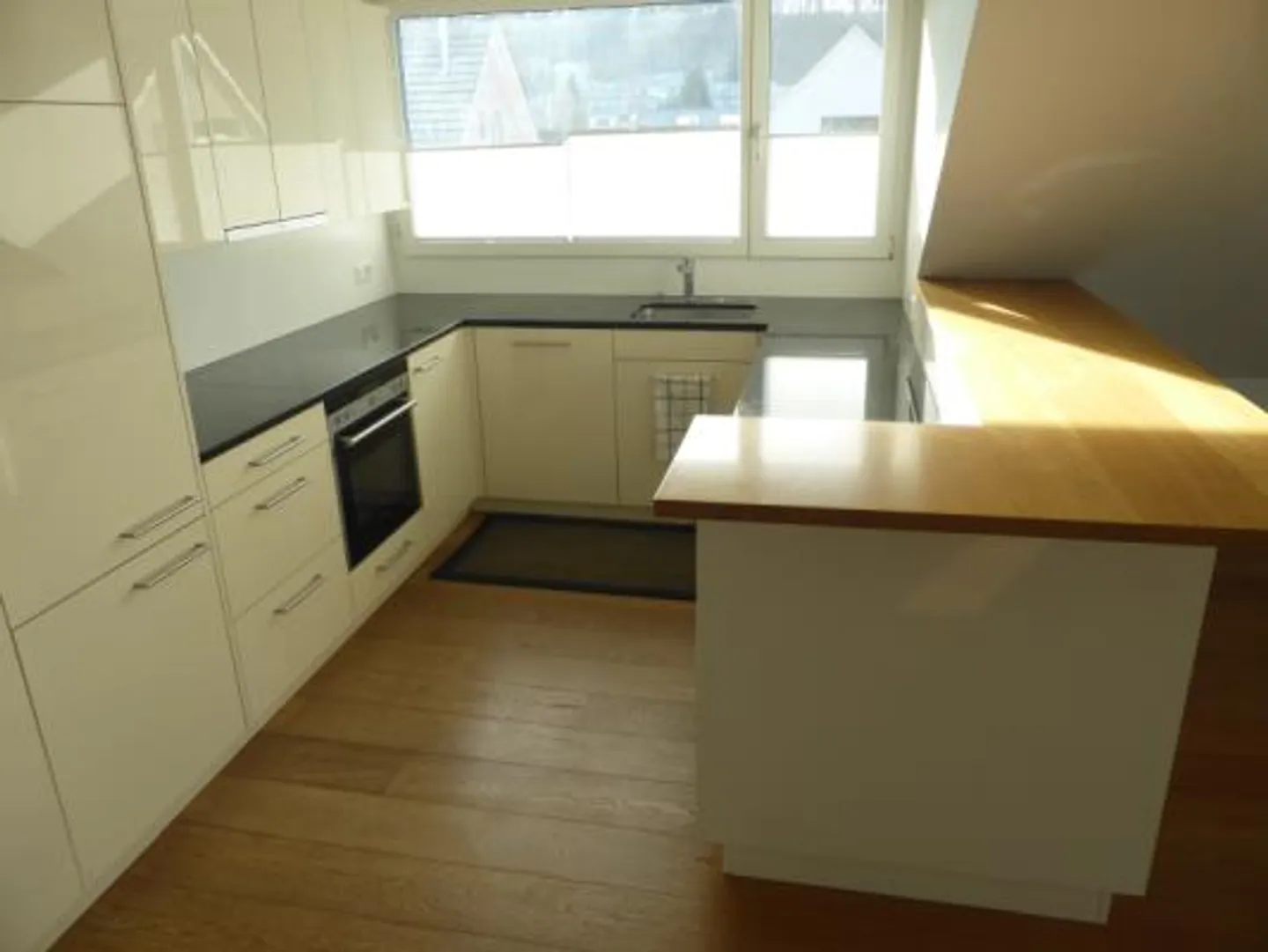 Moderno appartamento attico di 3,5 stanze a Muttenz con garage - Foto 16 di 27