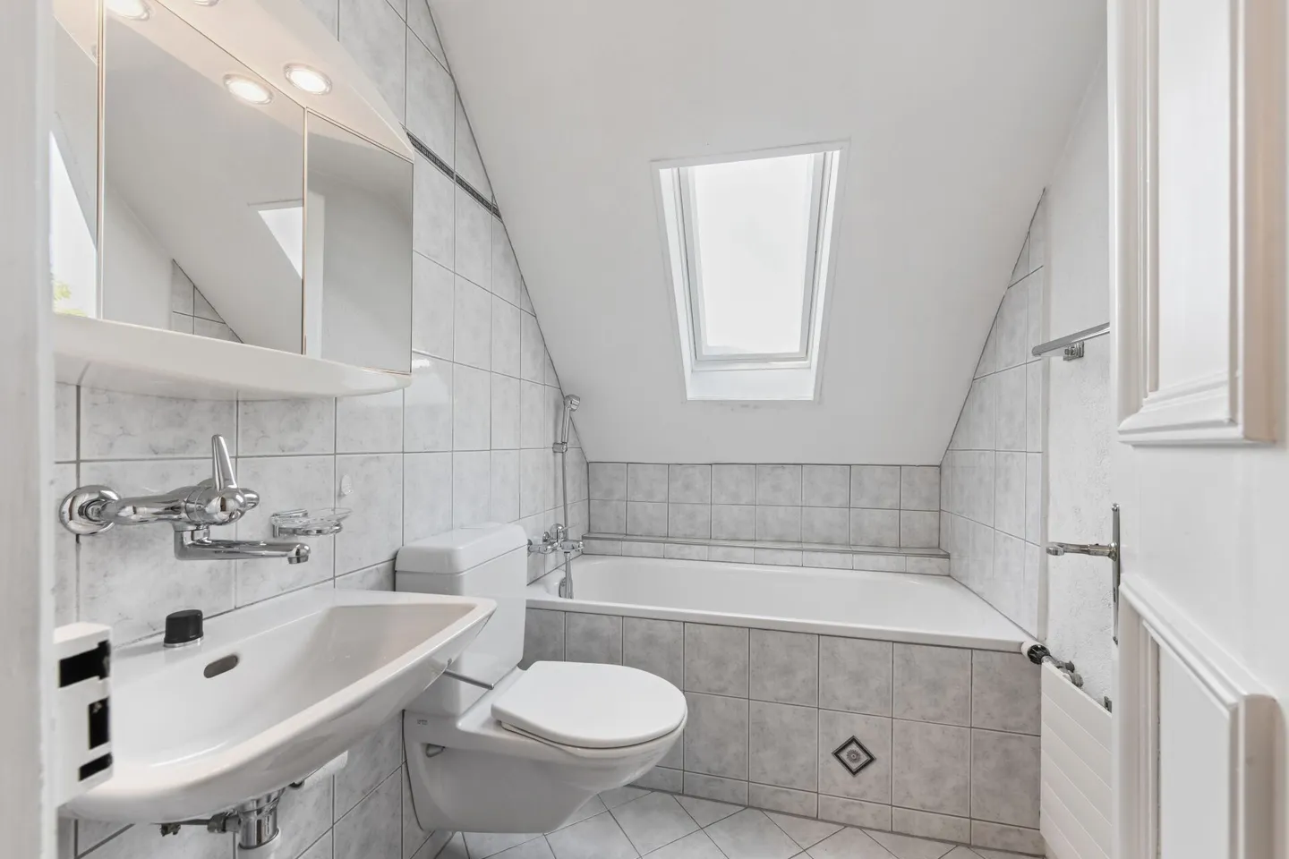 Historical Art Nouveau villa with charm, large garden and plenty of space for your living dreams - Photo 37 of 58