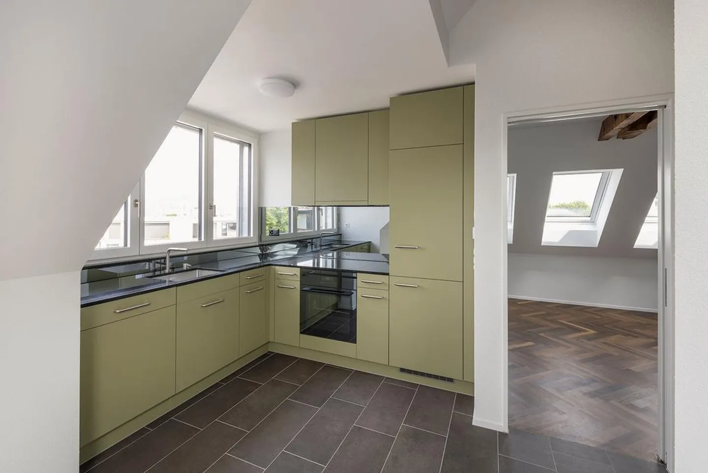 Charmante Dachwohnung mit 2 Zimmern - Foto 3 von 10
