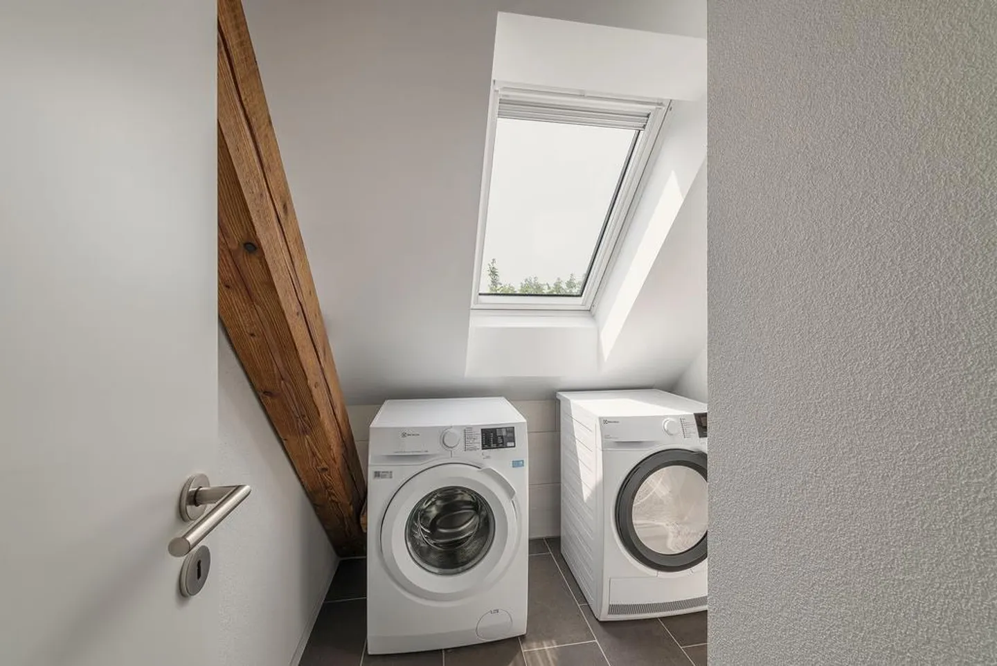 Charmante Dachwohnung mit 2 Zimmern - Foto 6 von 10