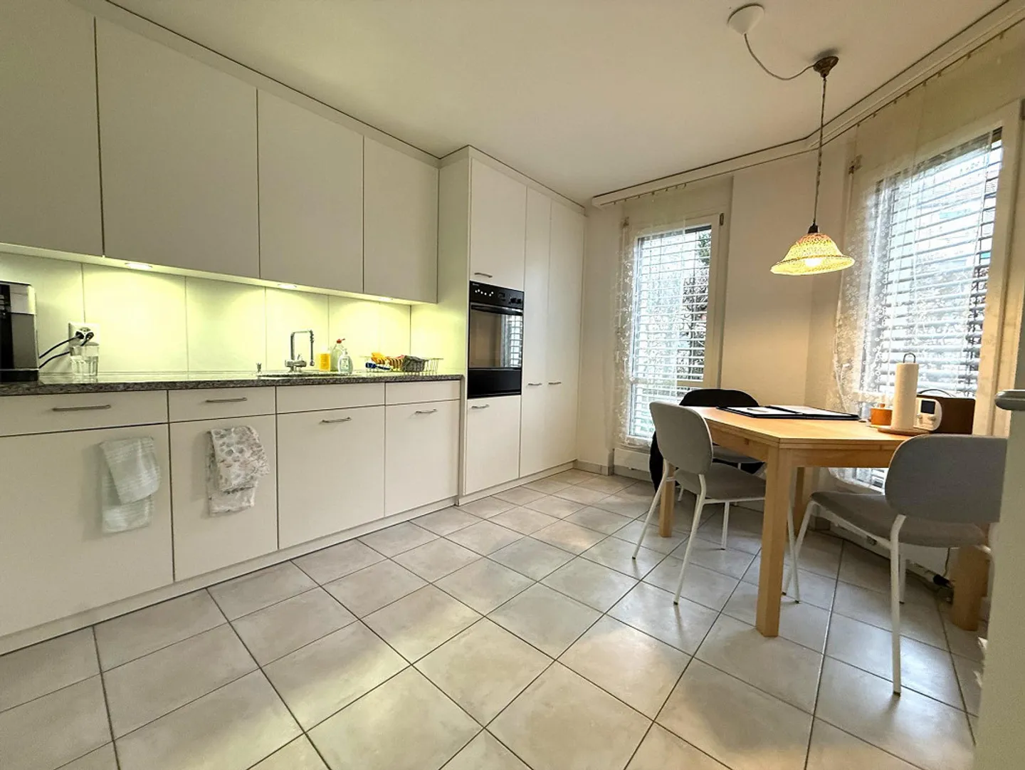 Stylish 3.5-room ground floor apartment in a sought-after location - Photo 6 of 11