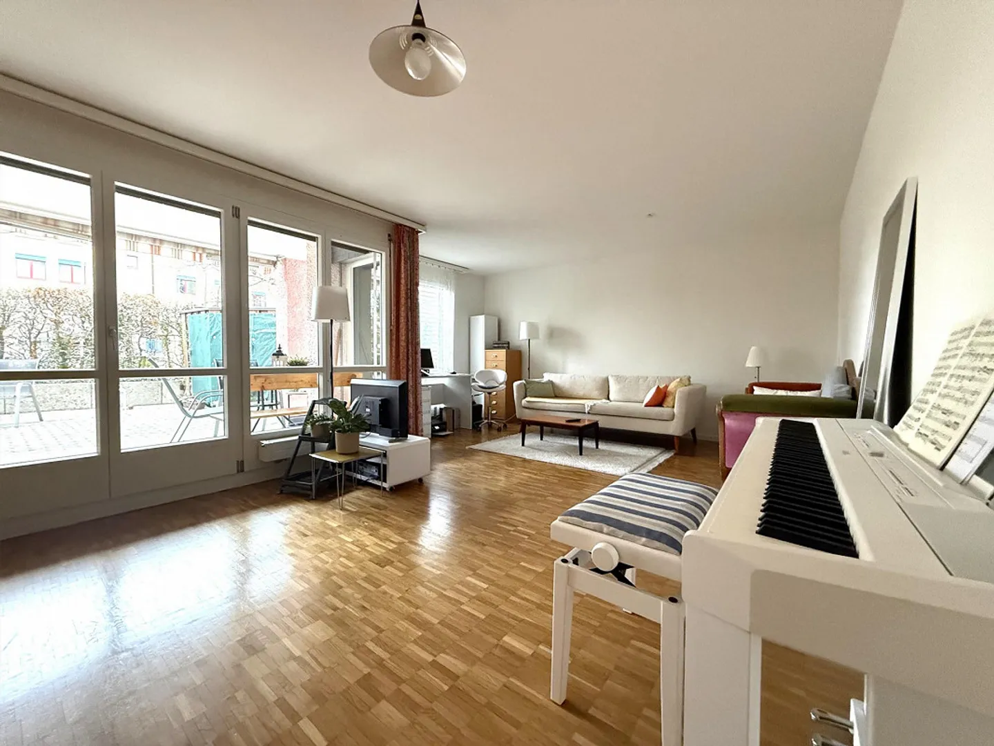 Stylish 3.5-room ground floor apartment in a sought-after location - Photo 2 of 11