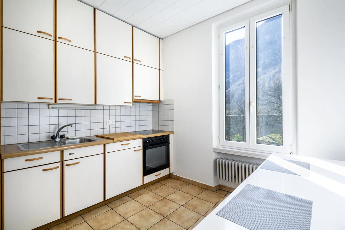 Bâtiment générant des revenus dans une zone bien desservie - Photo 4 sur 12