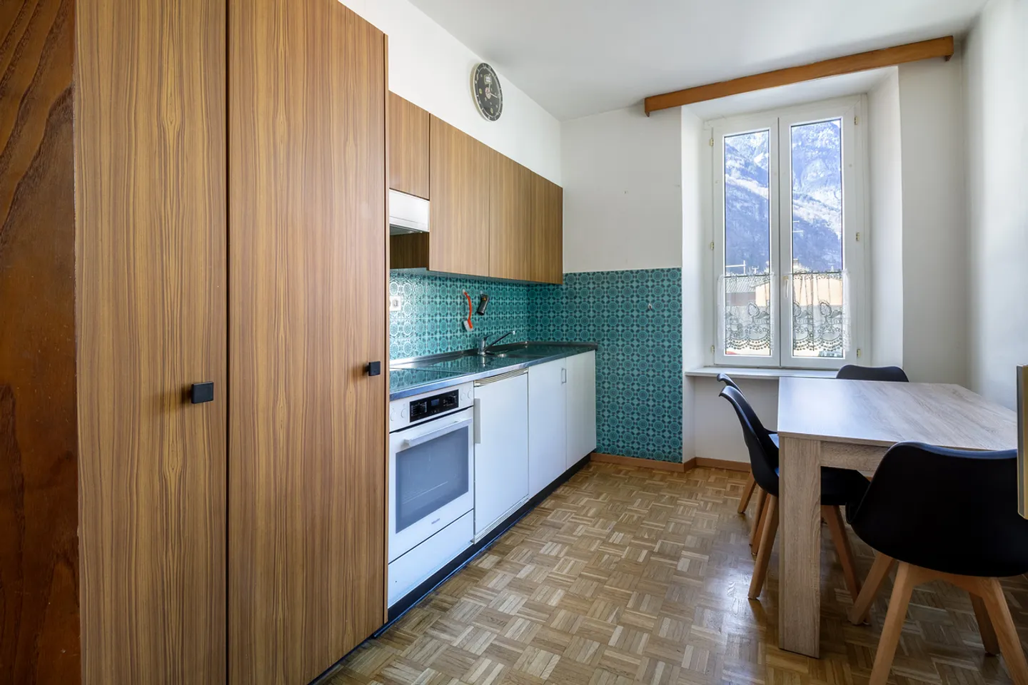 Bâtiment générant des revenus dans une zone bien desservie - Photo 5 sur 12