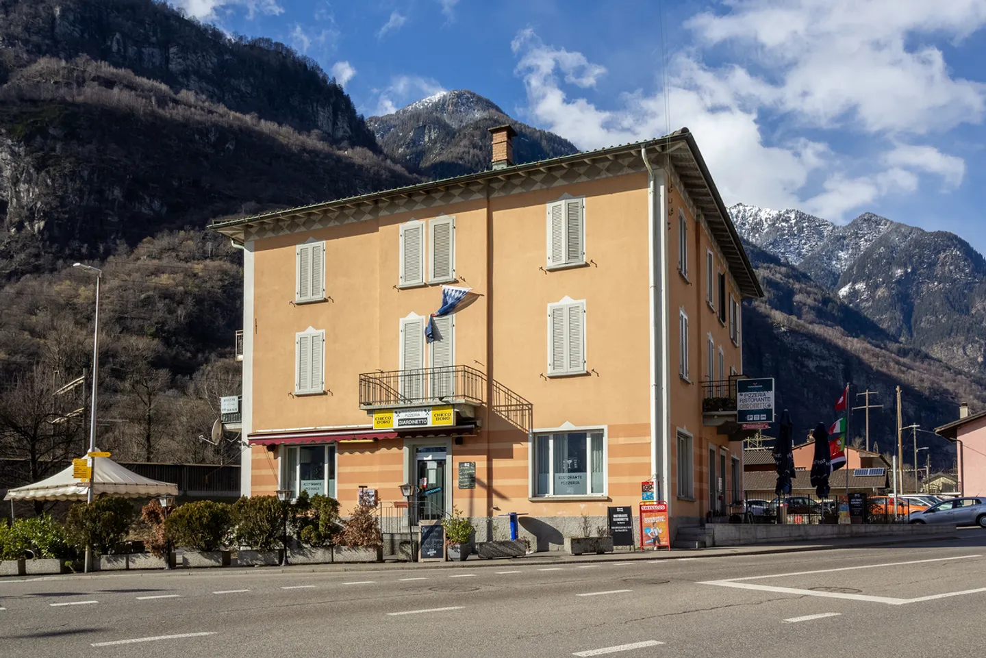Bâtiment générant des revenus dans une zone bien desservie - Photo 10 sur 12
