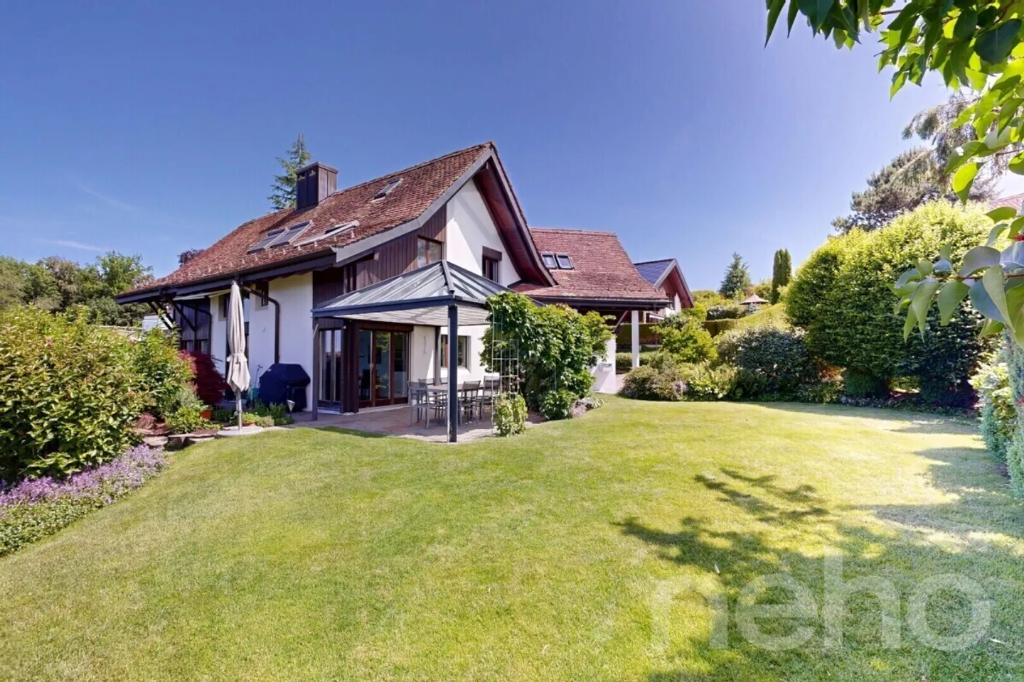 Spacious 7.5-room property with large grounds in Wettswil - Photo 1 of 12