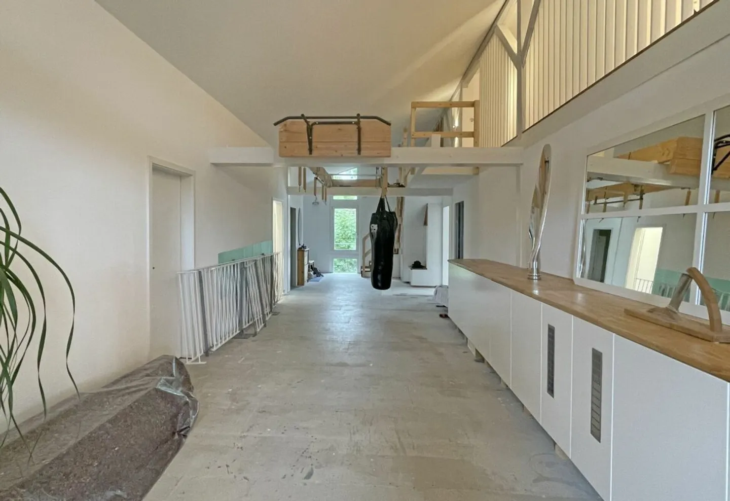 Attractive residential and commercial building in a good location - Photo 10 of 15