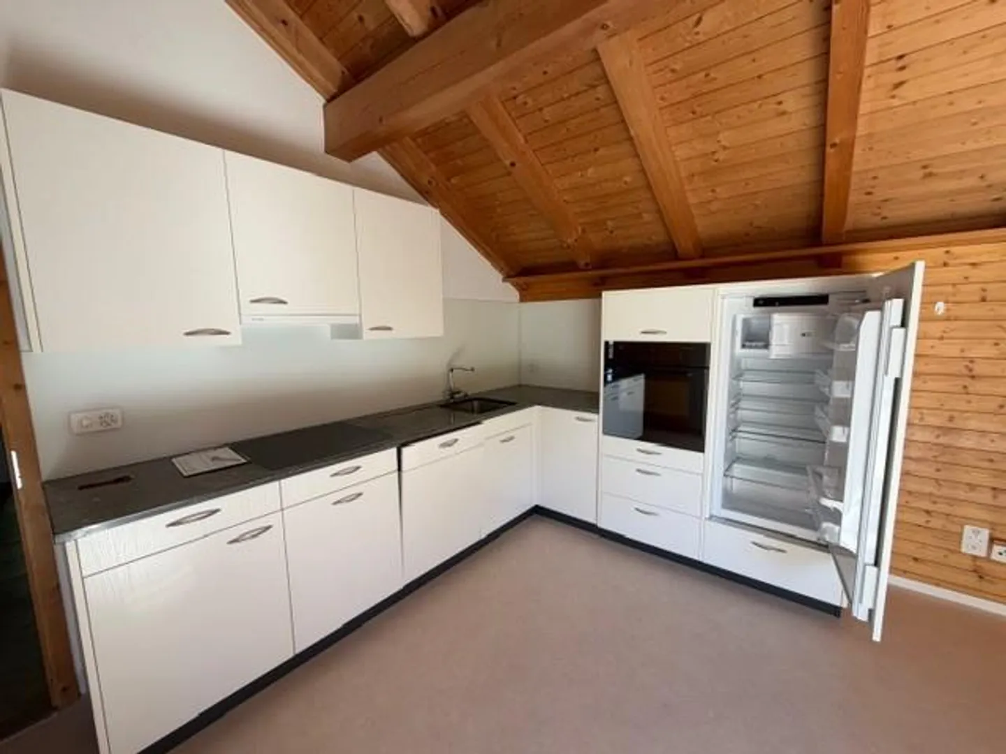 3.5 Zimmer-Dachwohnung mit wunderbarer Sicht auf Thusis zu vermieten - Foto 1 von 10