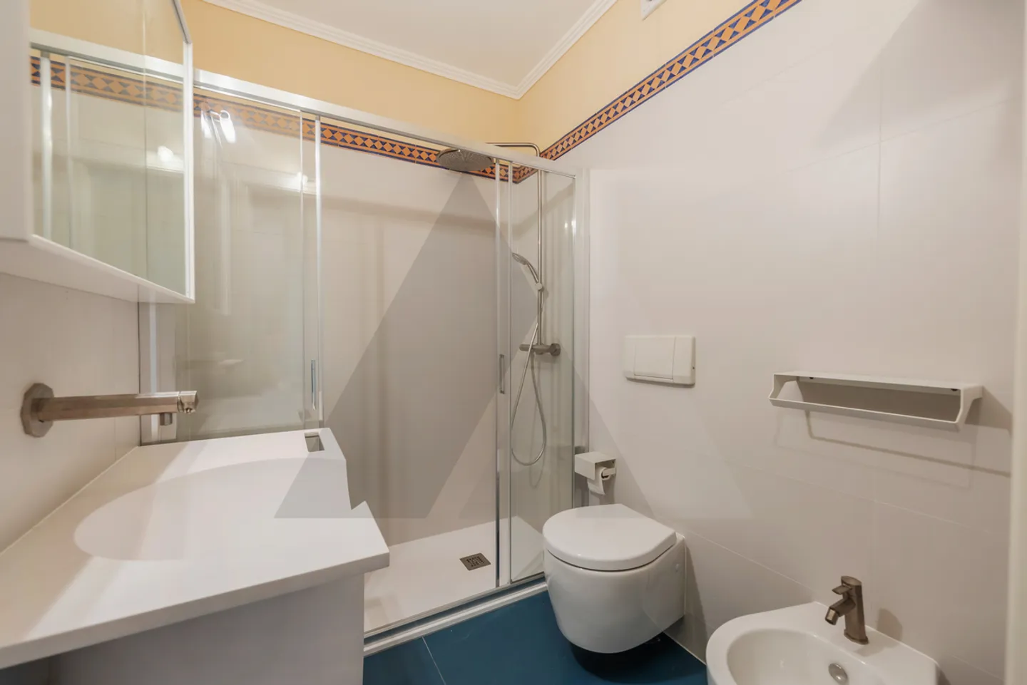 Charming Apartment with Lake View - Photo 15 of 19