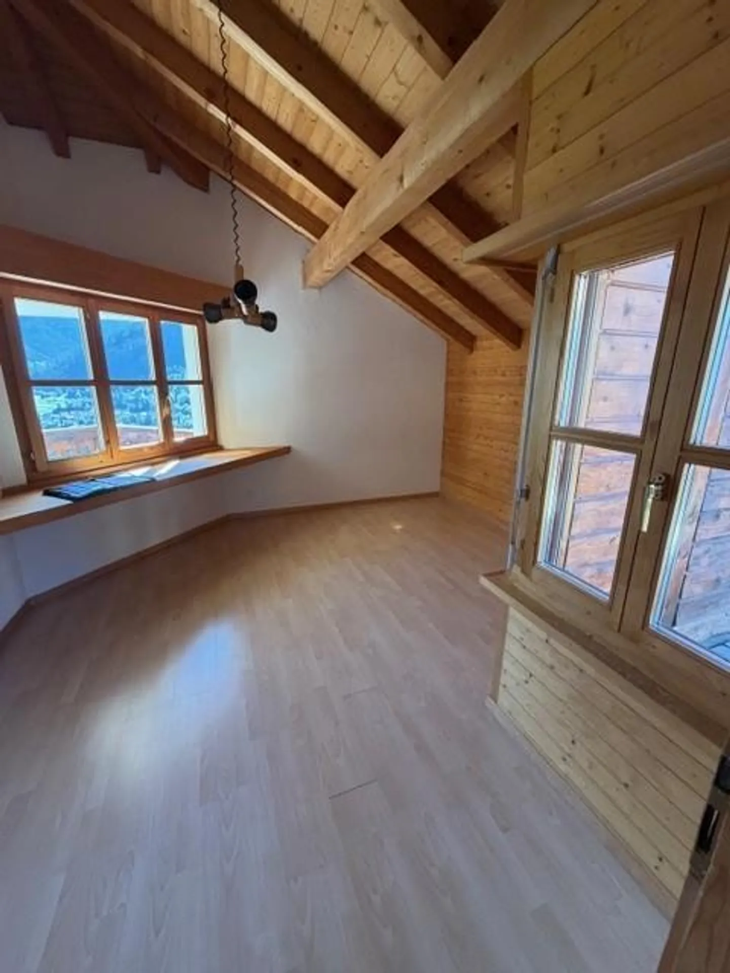 3.5 Zimmer-Dachwohnung mit wunderbarer Sicht auf Thusis zu vermieten - Foto 3 von 10