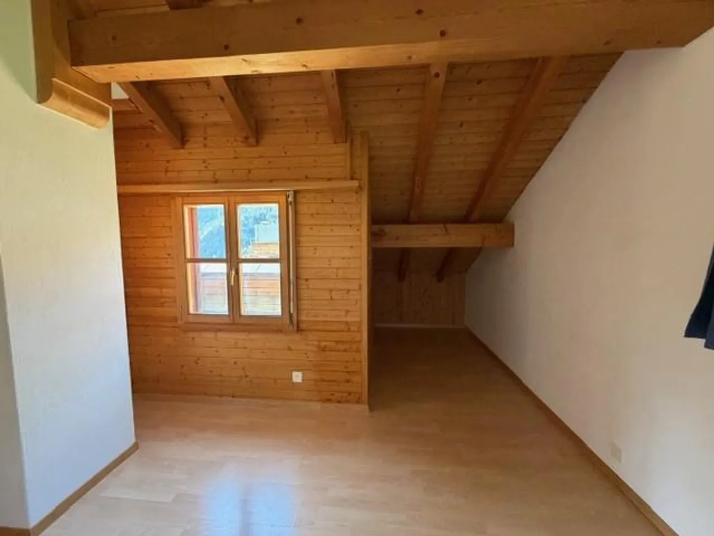 3.5 Zimmer-Dachwohnung mit wunderbarer Sicht auf Thusis zu vermieten - Foto 5 von 10