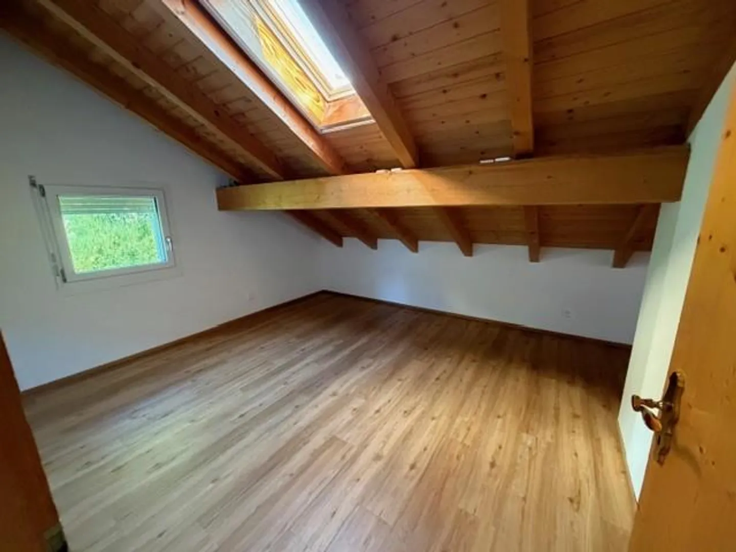 3.5 Zimmer-Dachwohnung mit wunderbarer Sicht auf Thusis zu vermieten - Foto 4 von 10