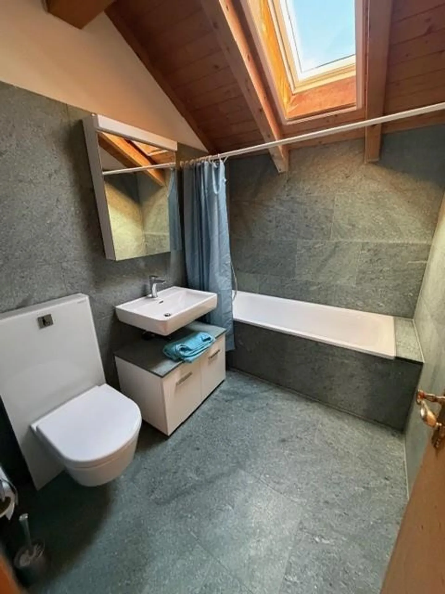 3.5 Zimmer-Dachwohnung mit wunderbarer Sicht auf Thusis zu vermieten - Foto 6 von 10
