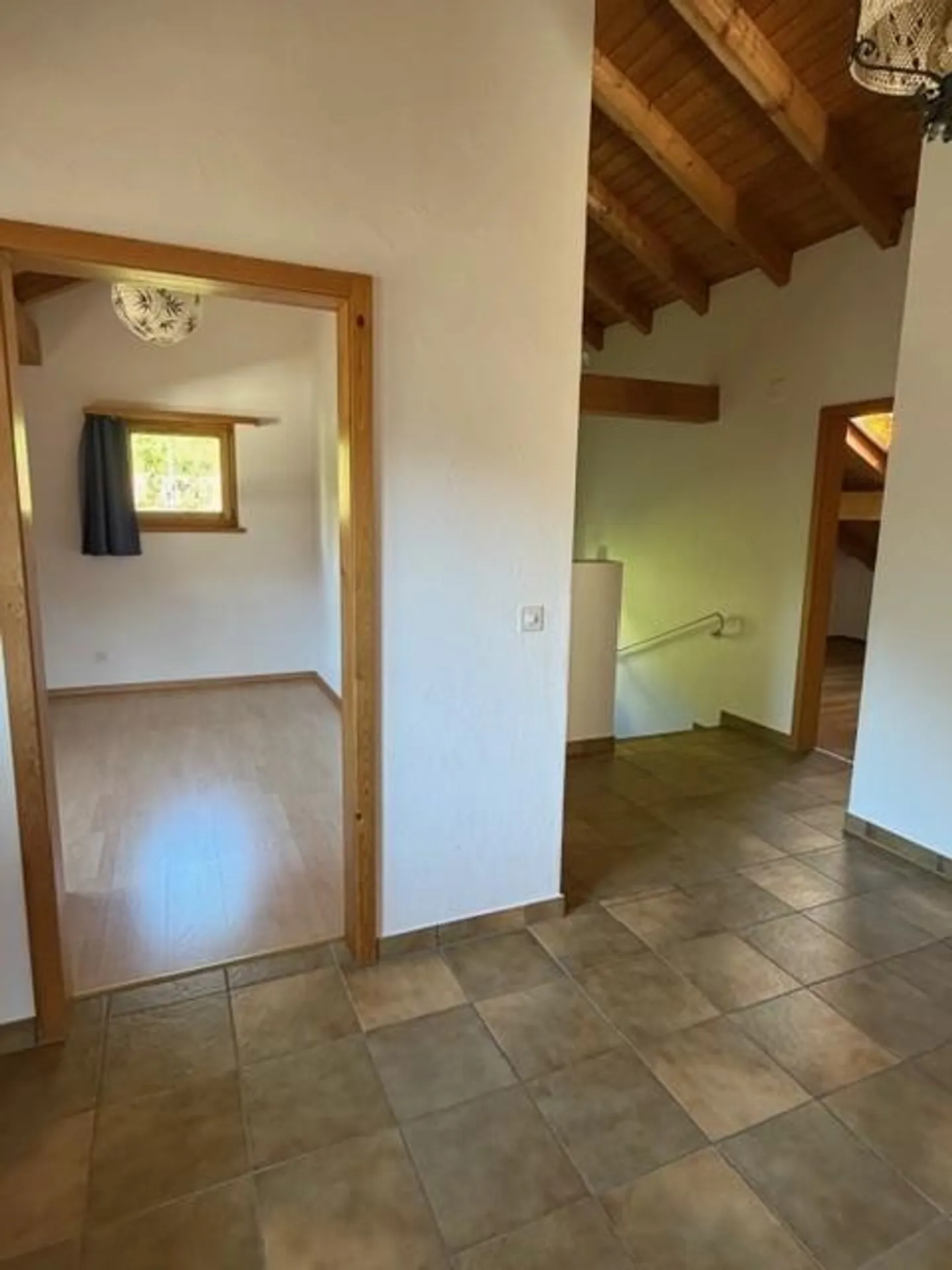3.5 Zimmer-Dachwohnung mit wunderbarer Sicht auf Thusis zu vermieten - Foto 7 von 10