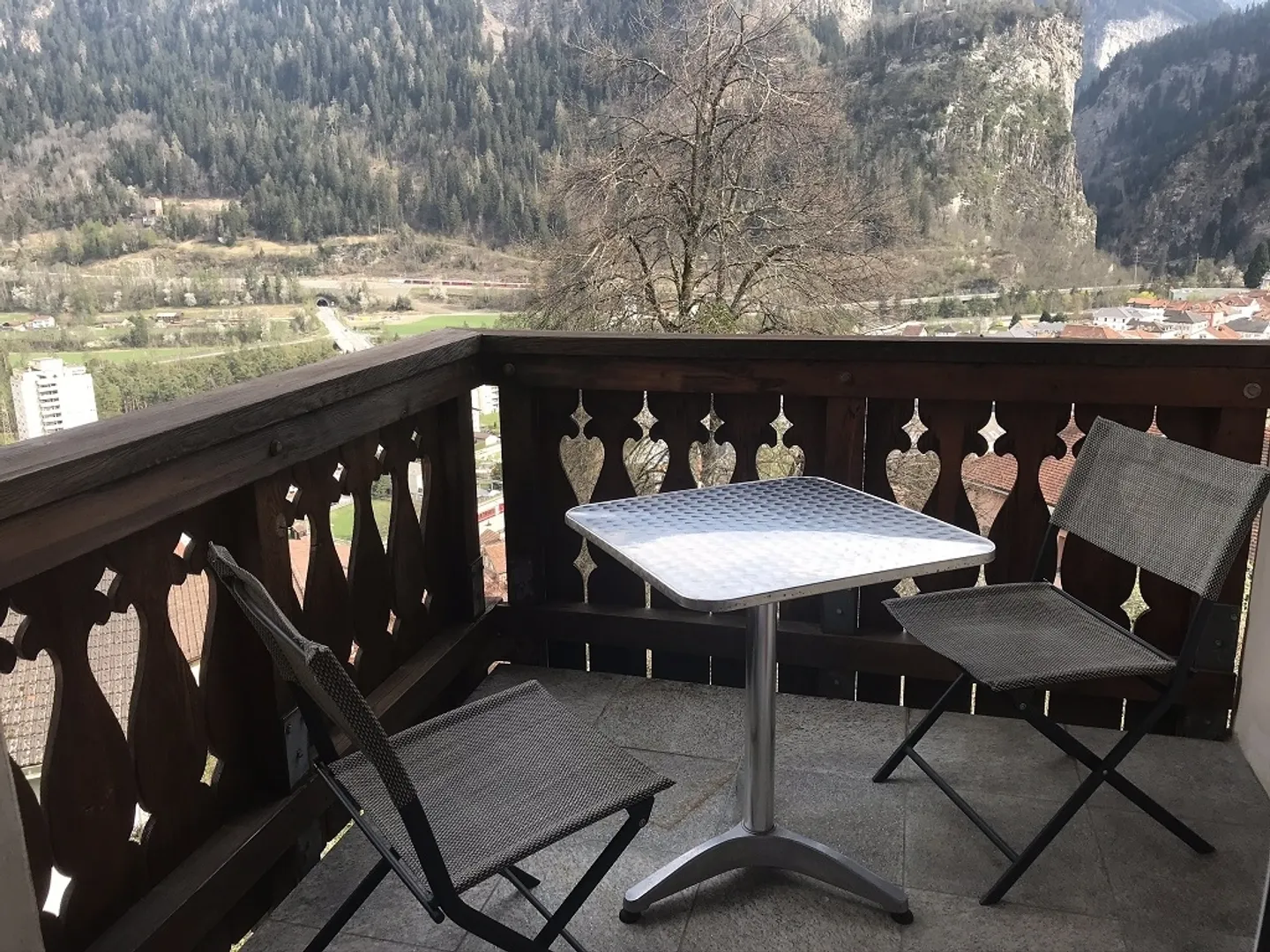 3.5 Zimmer-Dachwohnung mit wunderbarer Sicht auf Thusis zu vermieten - Foto 8 von 10
