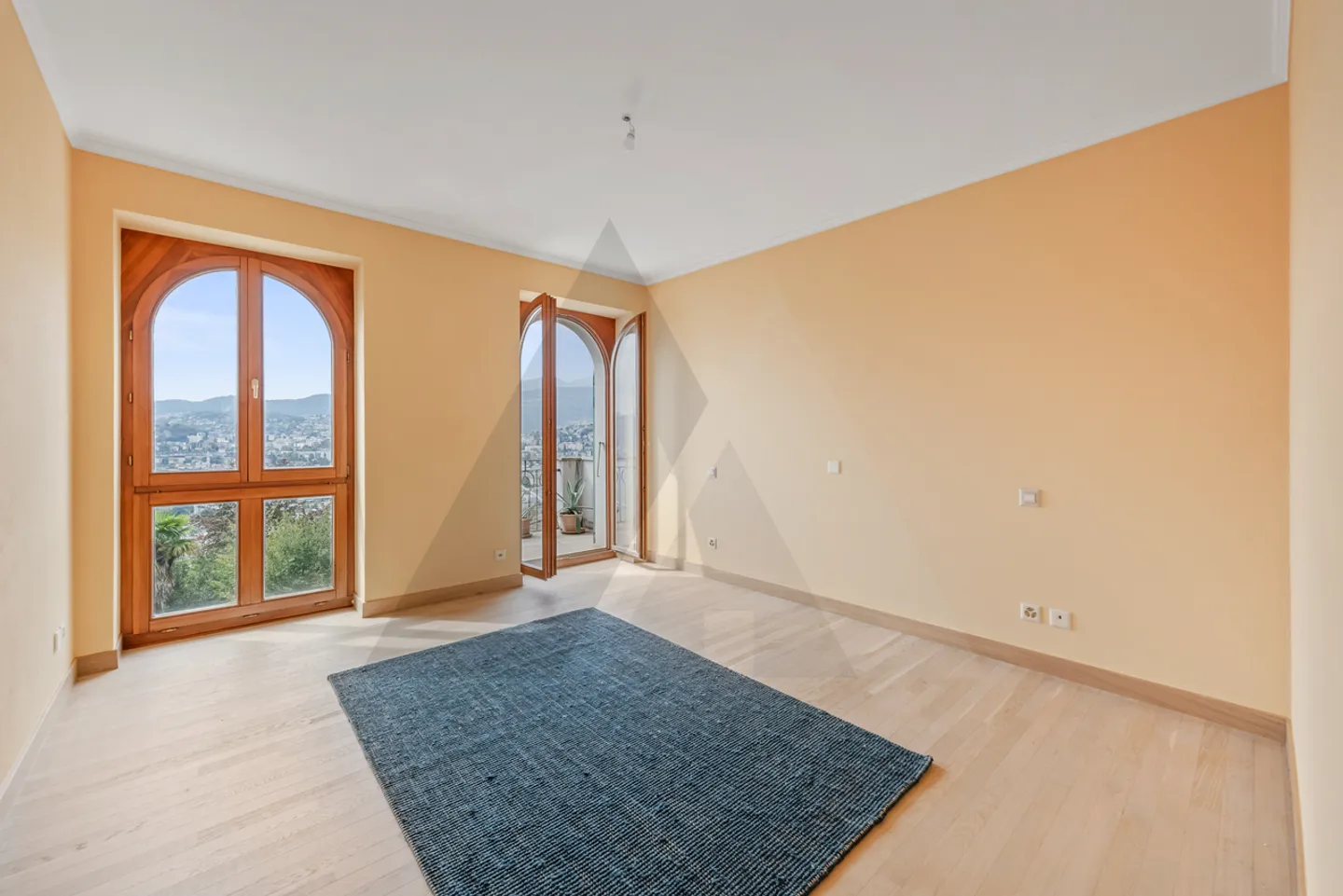 Charming Apartment with Lake View - Photo 16 of 19