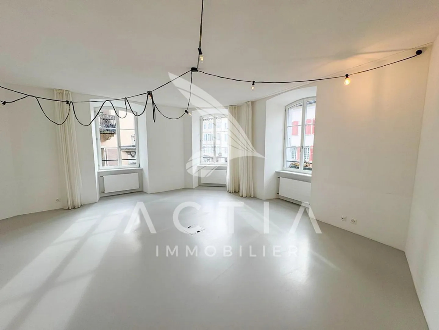 Magnificent new office in the heart of the old town - Photo 2 of 11