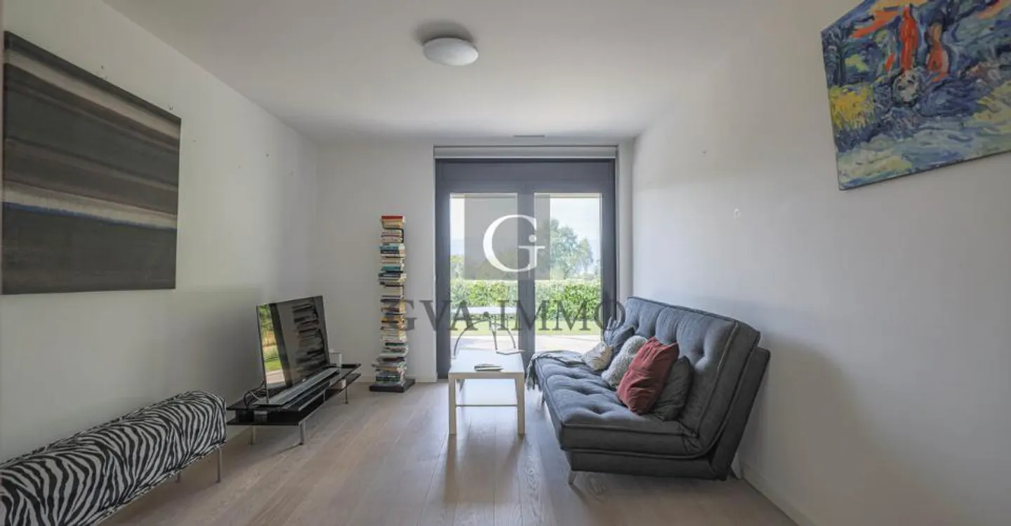 Luxury Apartment with Lake View - Photo 5 of 6