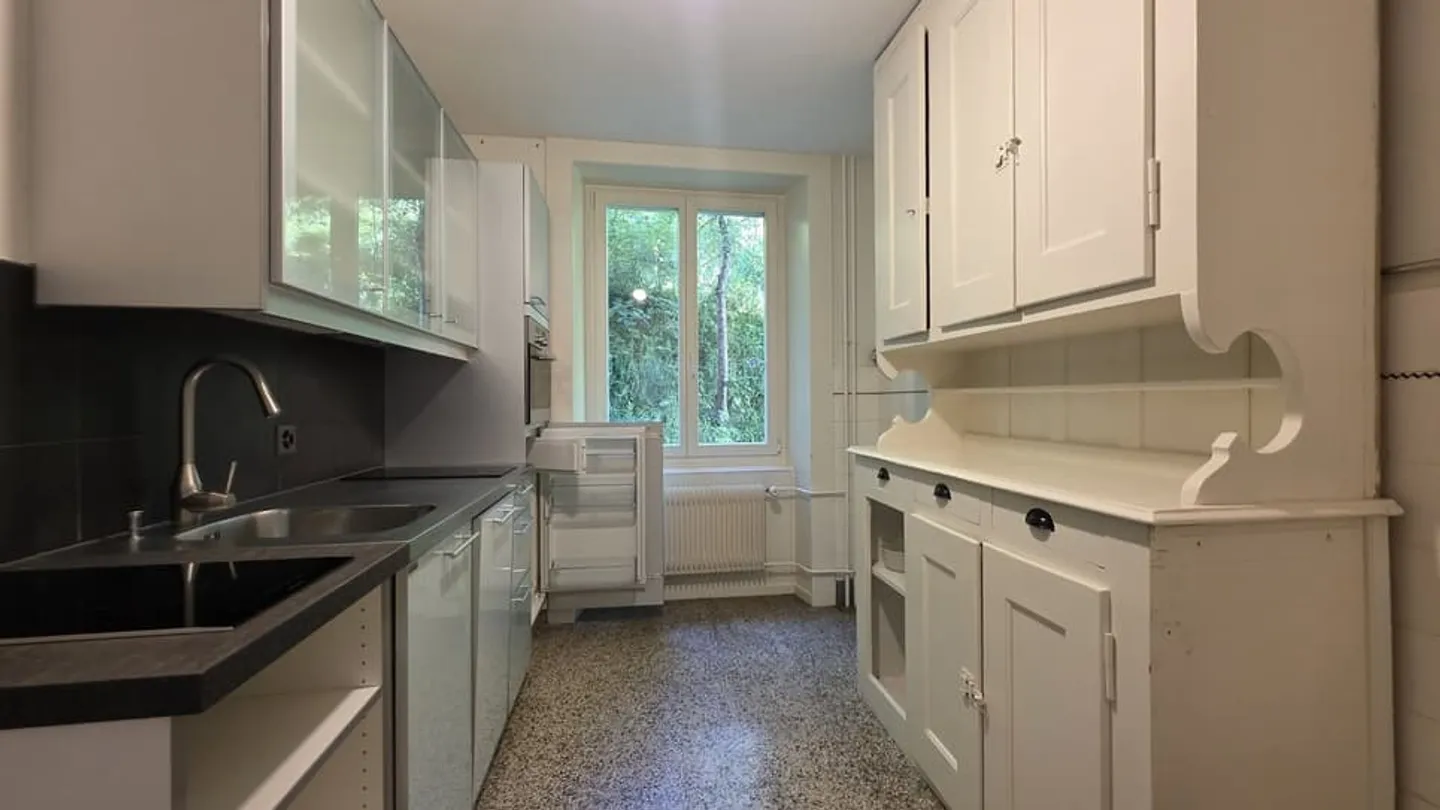 GRAND 2.5 PIECES DANS UN QUARTIER CALME - Photo 3 sur 7