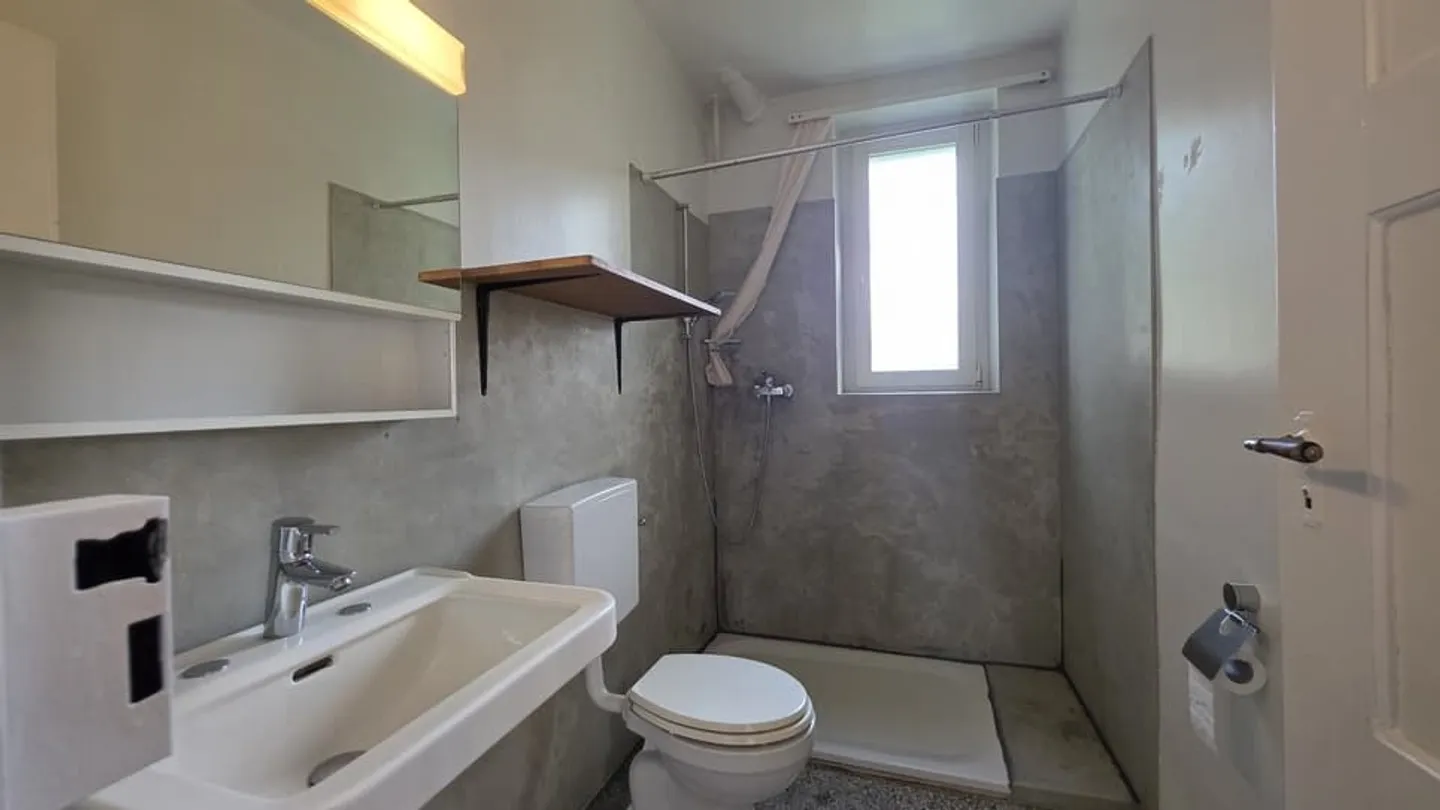 GRAND 2.5 PIECES DANS UN QUARTIER CALME - Photo 5 sur 7