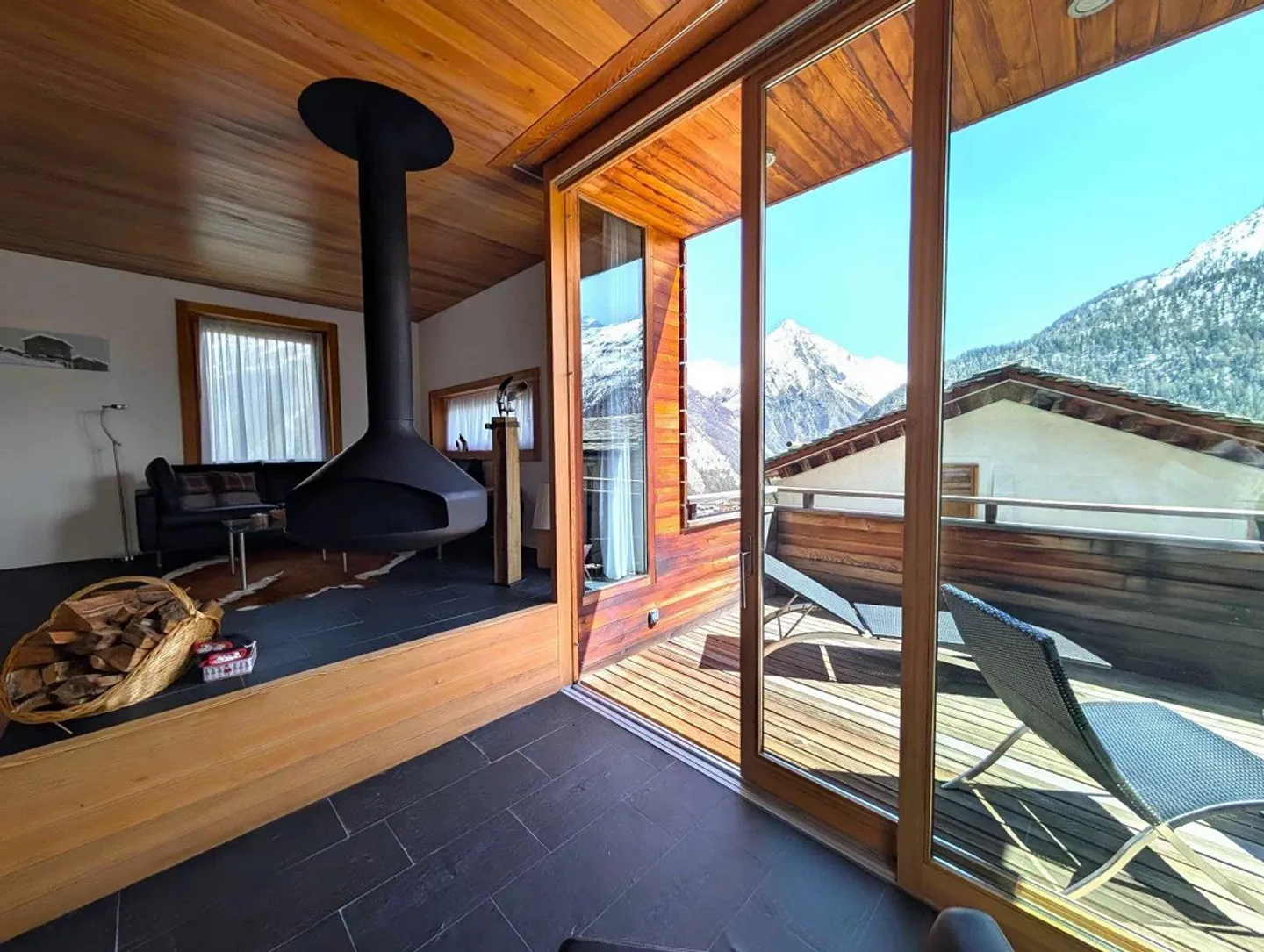 Luxurious chalet with panoramic views over Saas-Fee - Photo 3 of 13